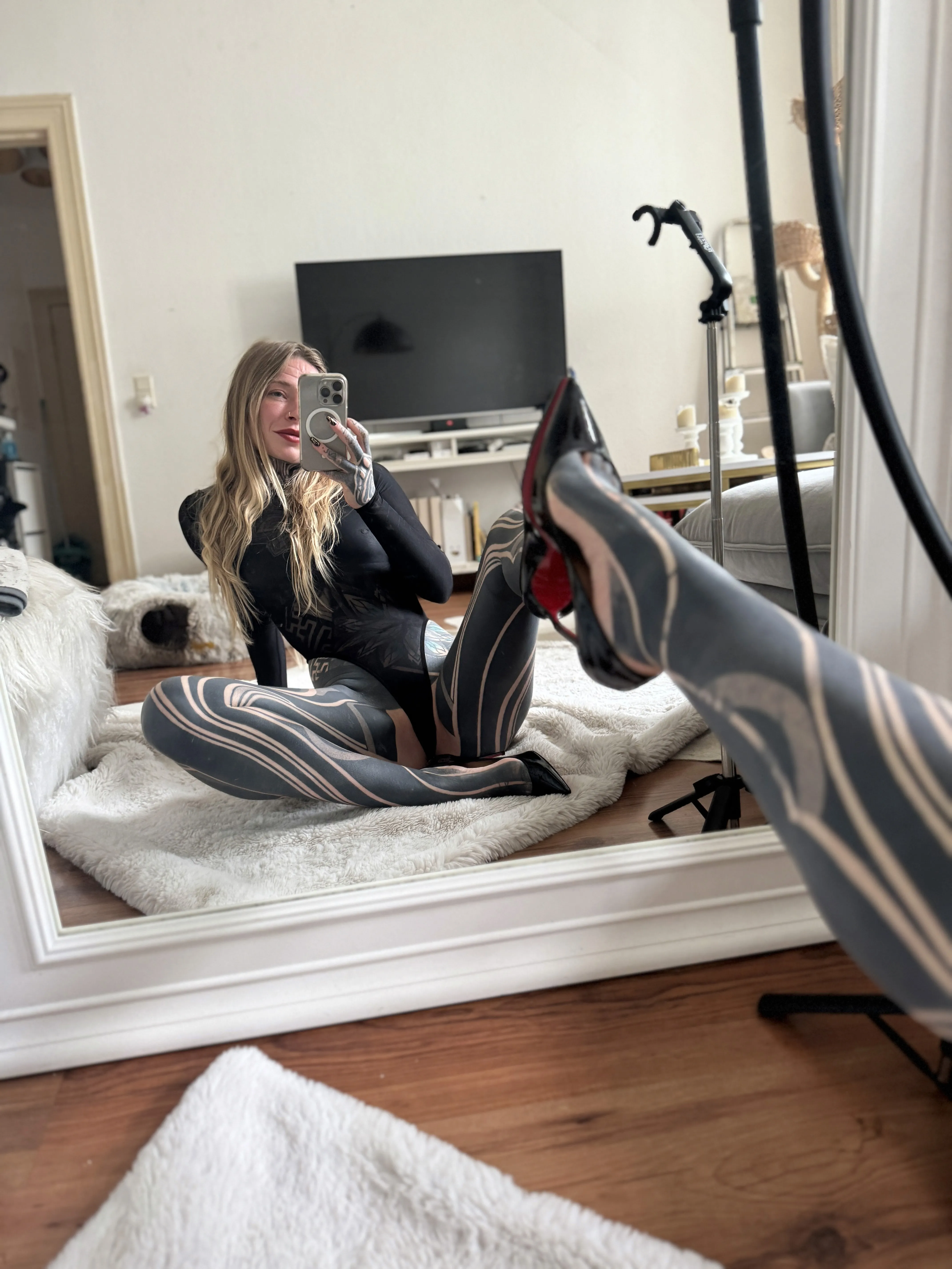 sexy escort with expensiv shoes