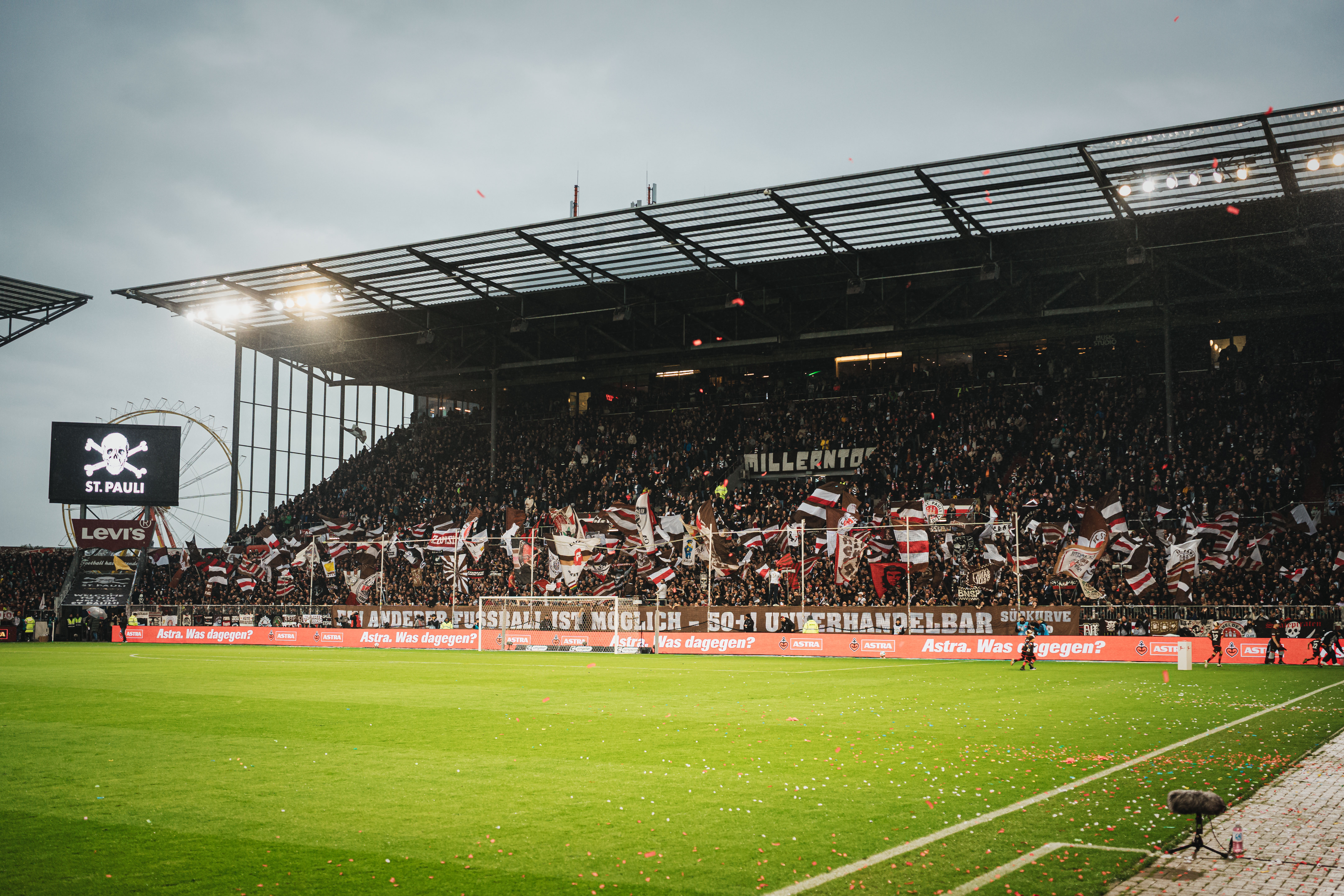 Die Südkurve vom St. Pauli kurz vor dem Anpfiff