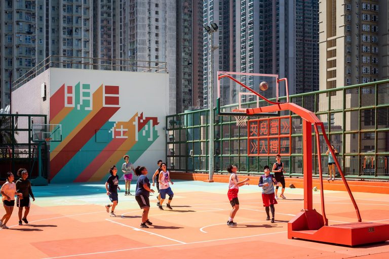 設計團隊開會討論圖紙