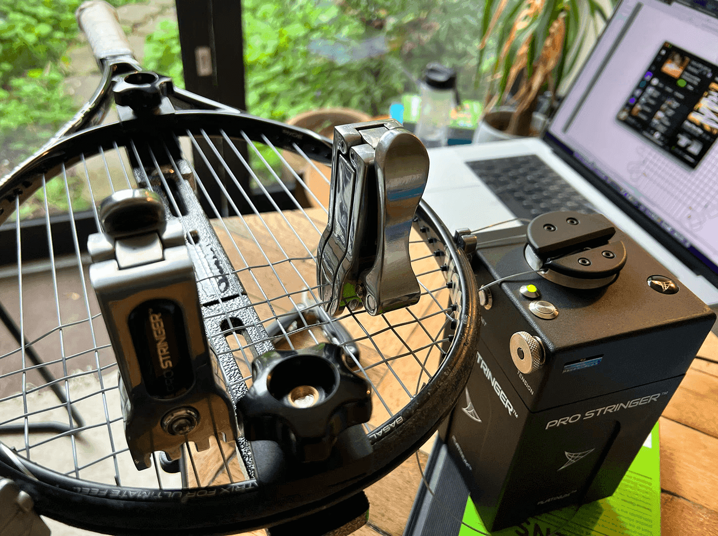 Hackney Tennis Stringer - working Pro-stringer