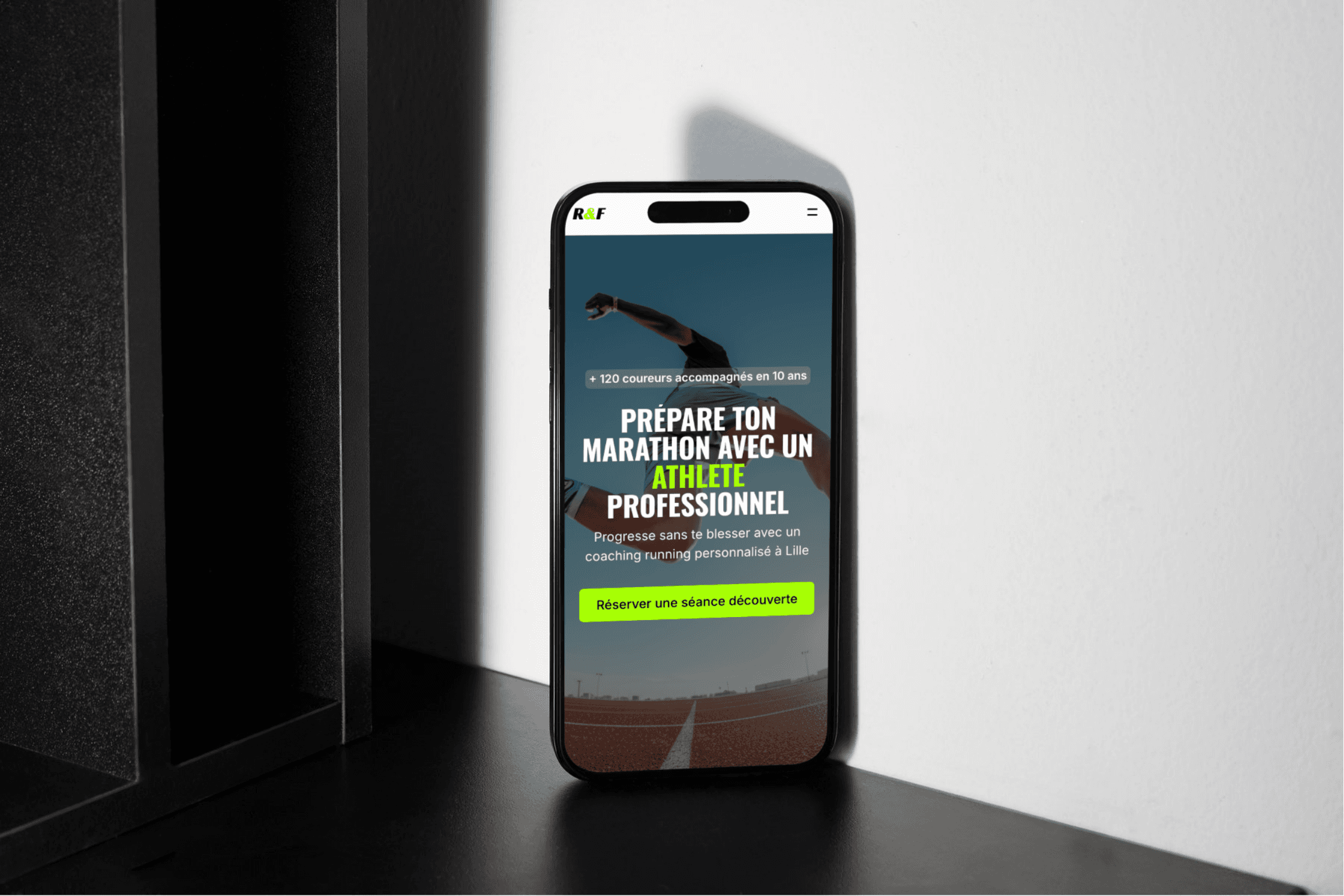 Site mobile coach running Run&Fly. Design dynamique sur smartphone pour vendre des programmes marathon.