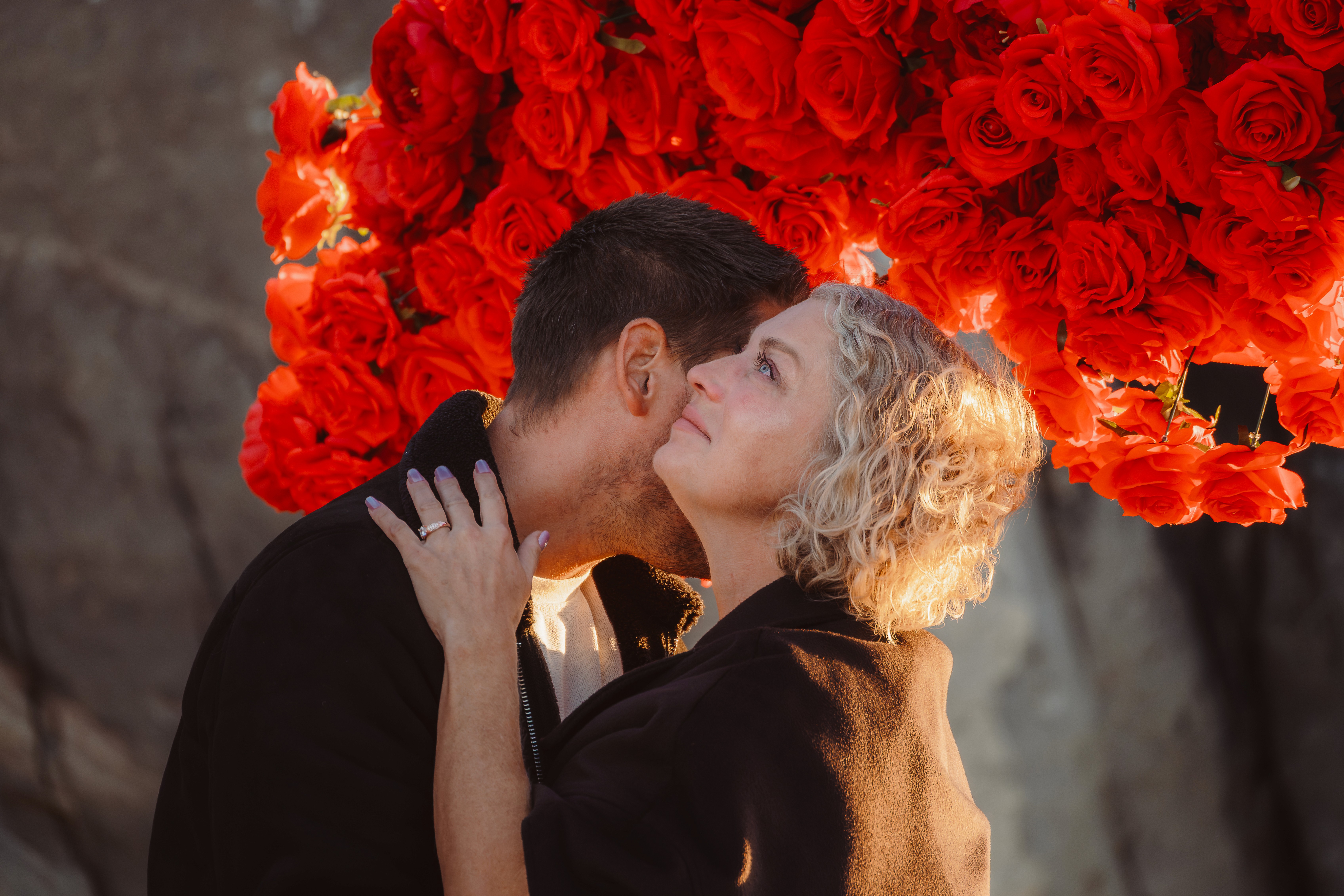 Naturlig forlovelsesfotografering på Haugalandet. Ekte øyeblikk fra frieri på Karmøy.