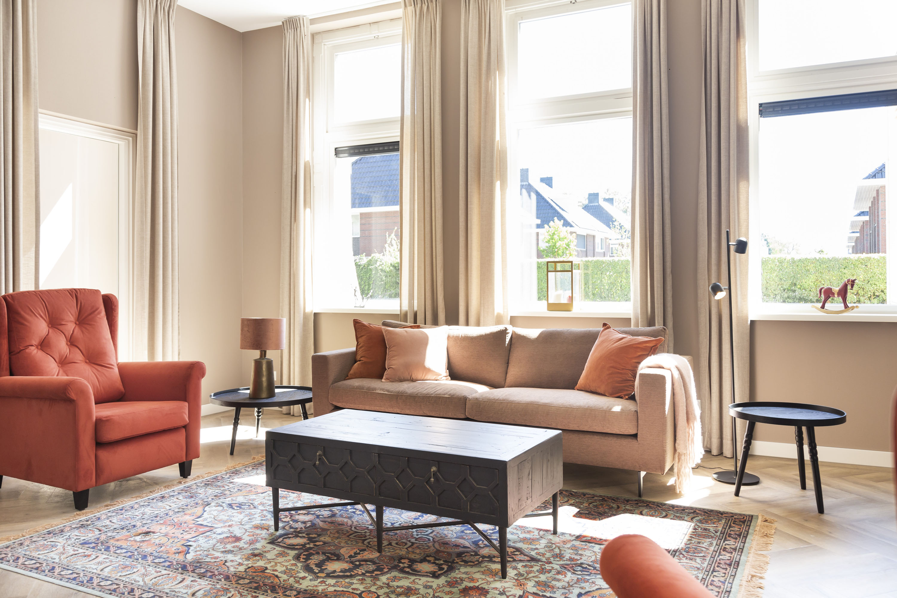 zithoek met warme kleuren