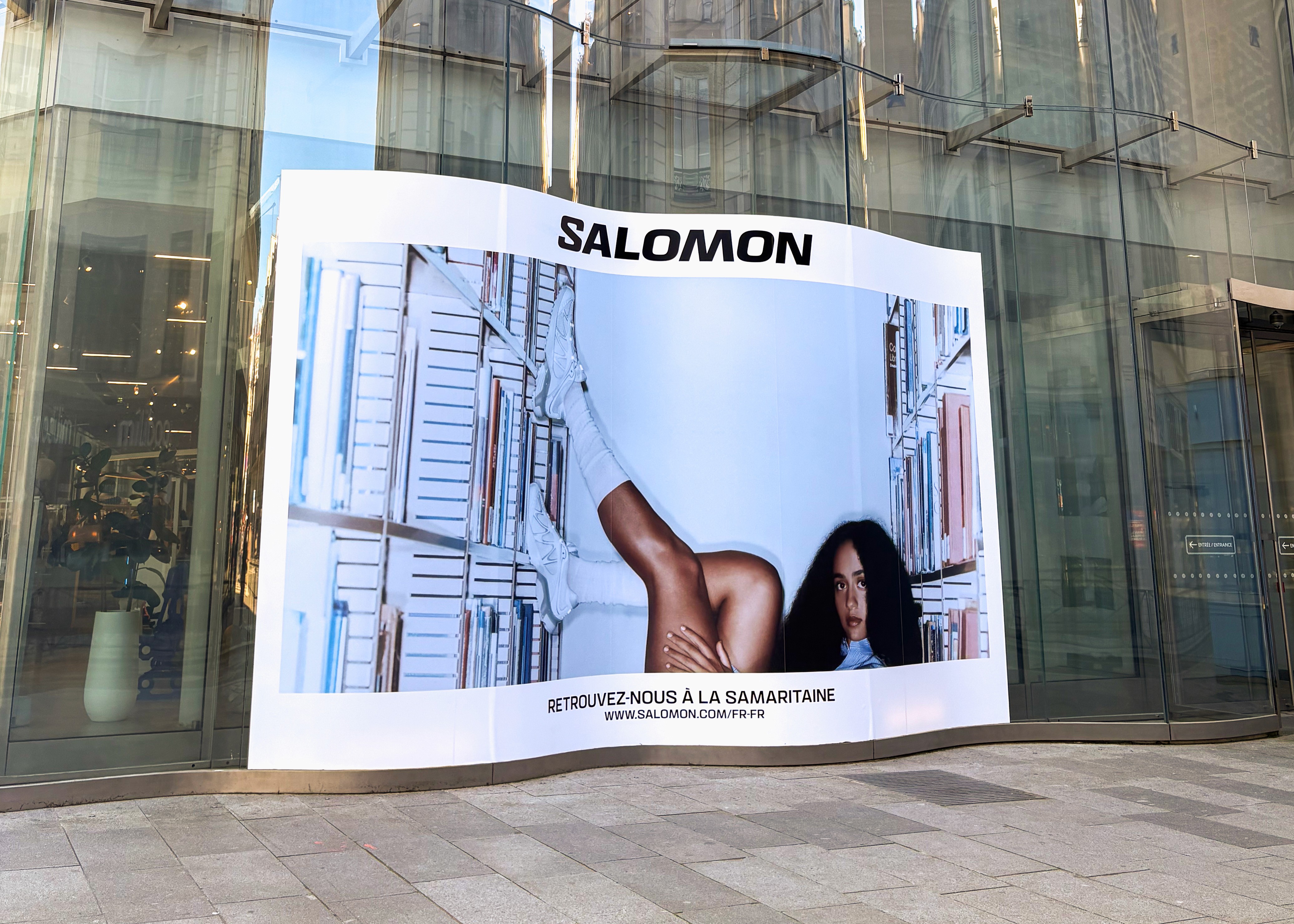 Installation trade marketing Salomon à La Samaritaine, mise en scène produit avec chaussure de sport et vitrine de marque