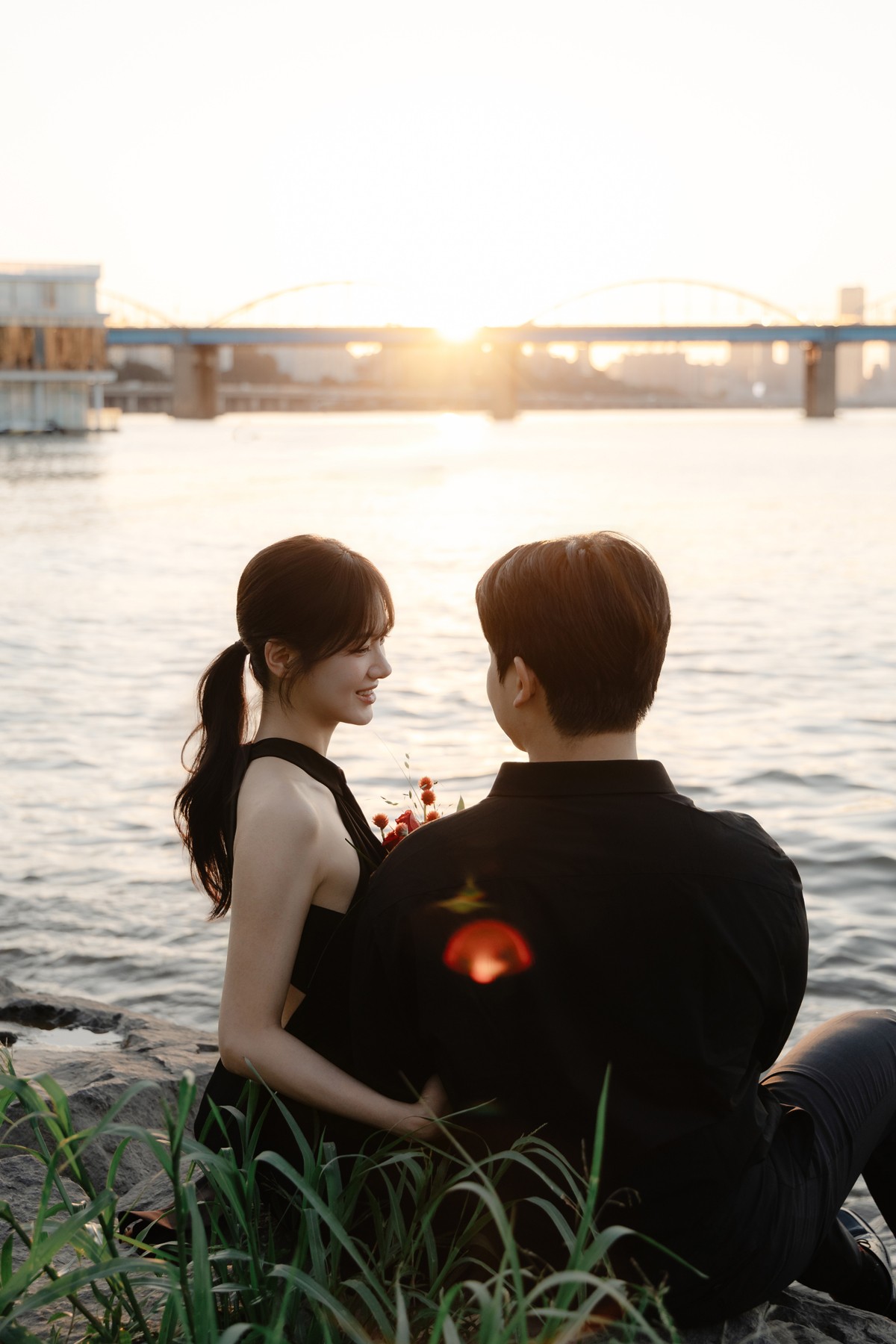 동작대교 웨딩스냅 촬영 후기 | 마지아필름이 담아낸 서래섬 노을과 동작대교 야간 스냅의 세련된 빈티지 감성
