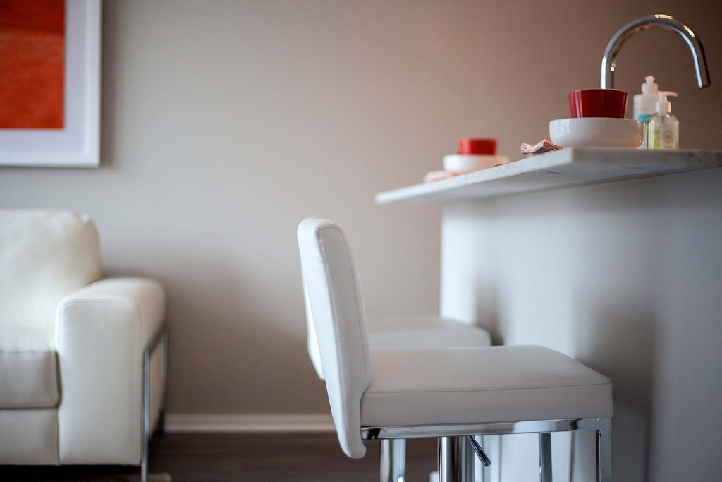Barstools in kitchen at Catalyst apartments for rent in Chicago West Loop