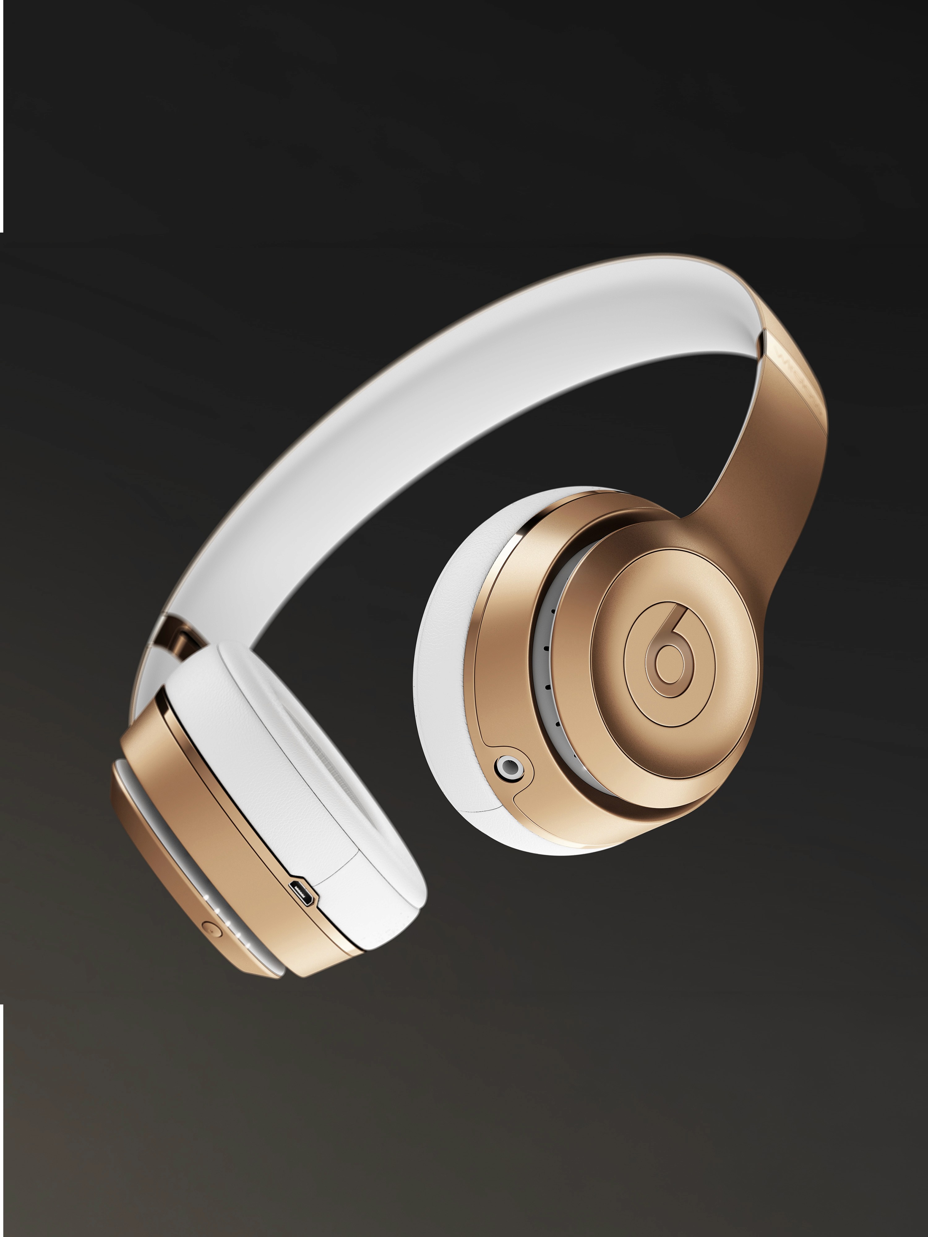 Visualizzazione 3d di prodotto rappresentante delle cuffie Beats Solo color oro satinato e pelle bianca.