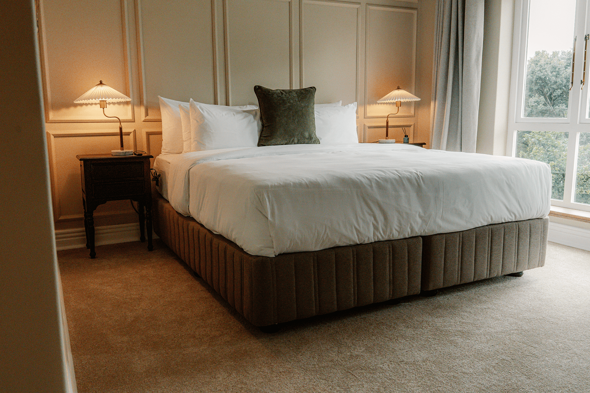 Redlands Hotel Executive Suite bedroom featuring plush bed and serene ambiance.