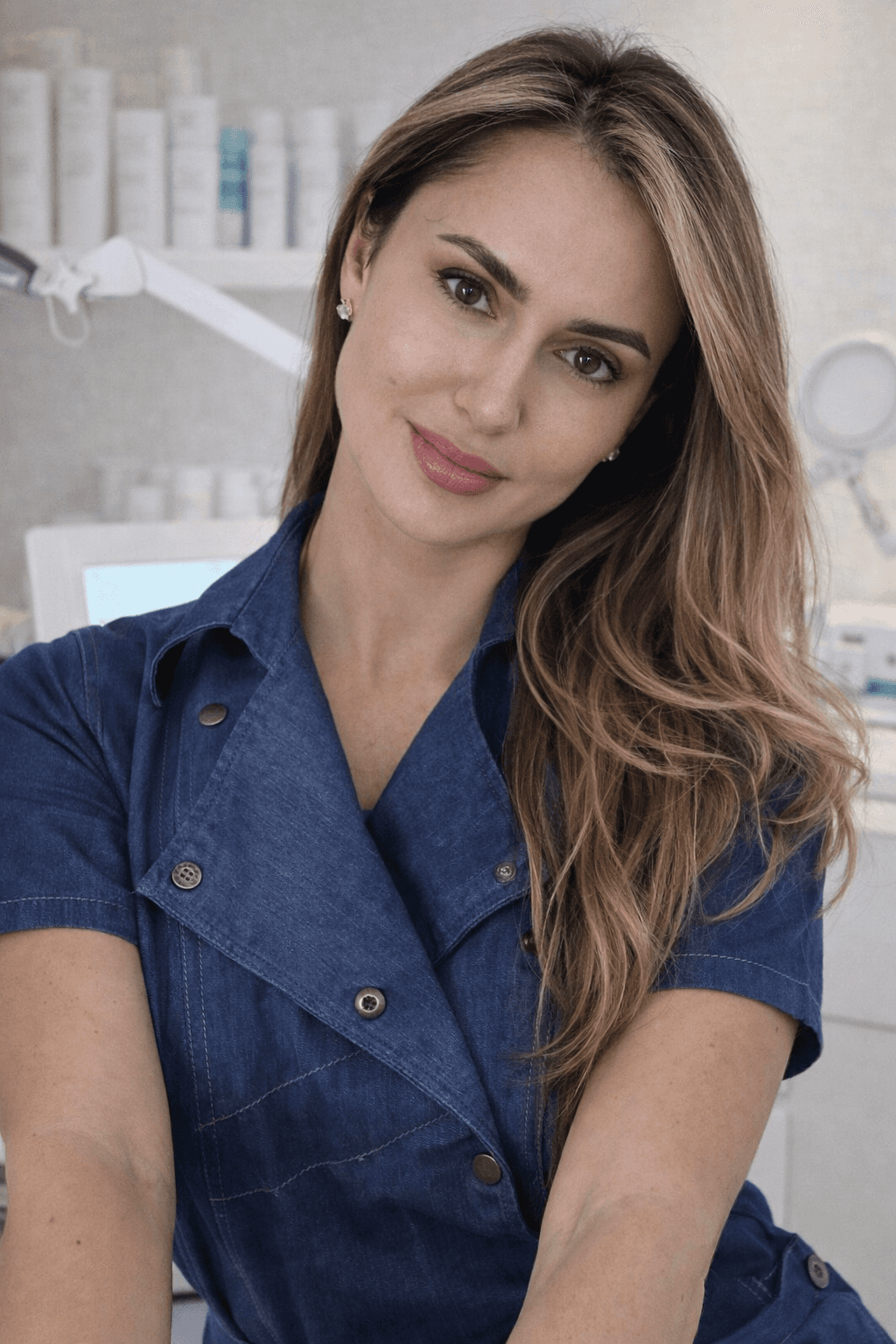 practitioner in aesthetic clinic consulting