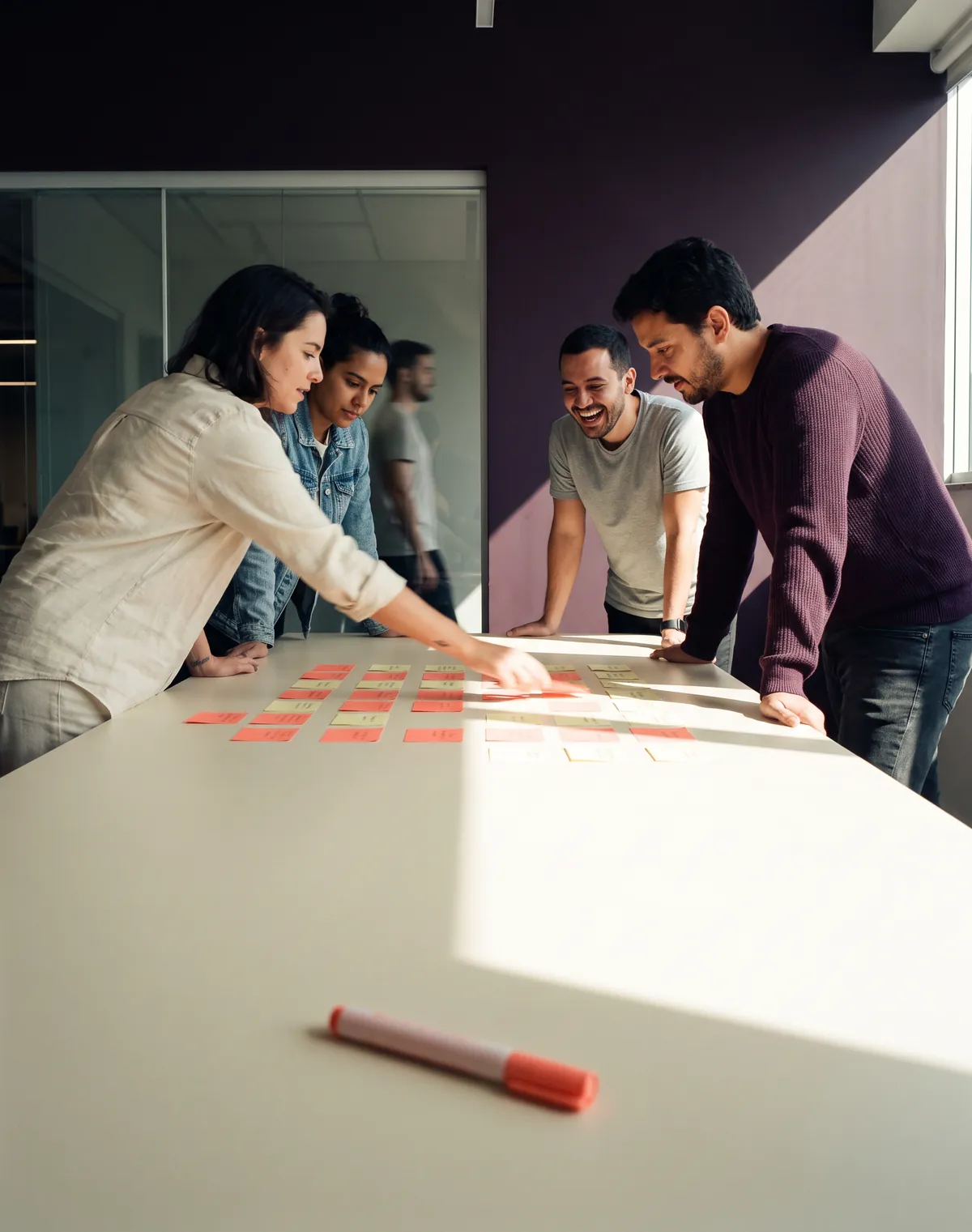 Time de RH reunido em volta de uma mesa, organizando prioridades com post-its