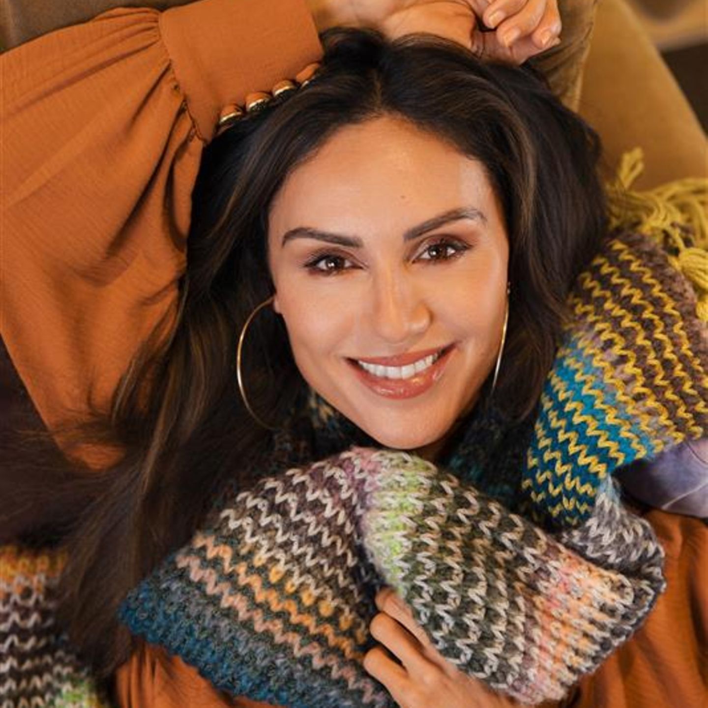 nazan eckes with schal fürs leben in orange