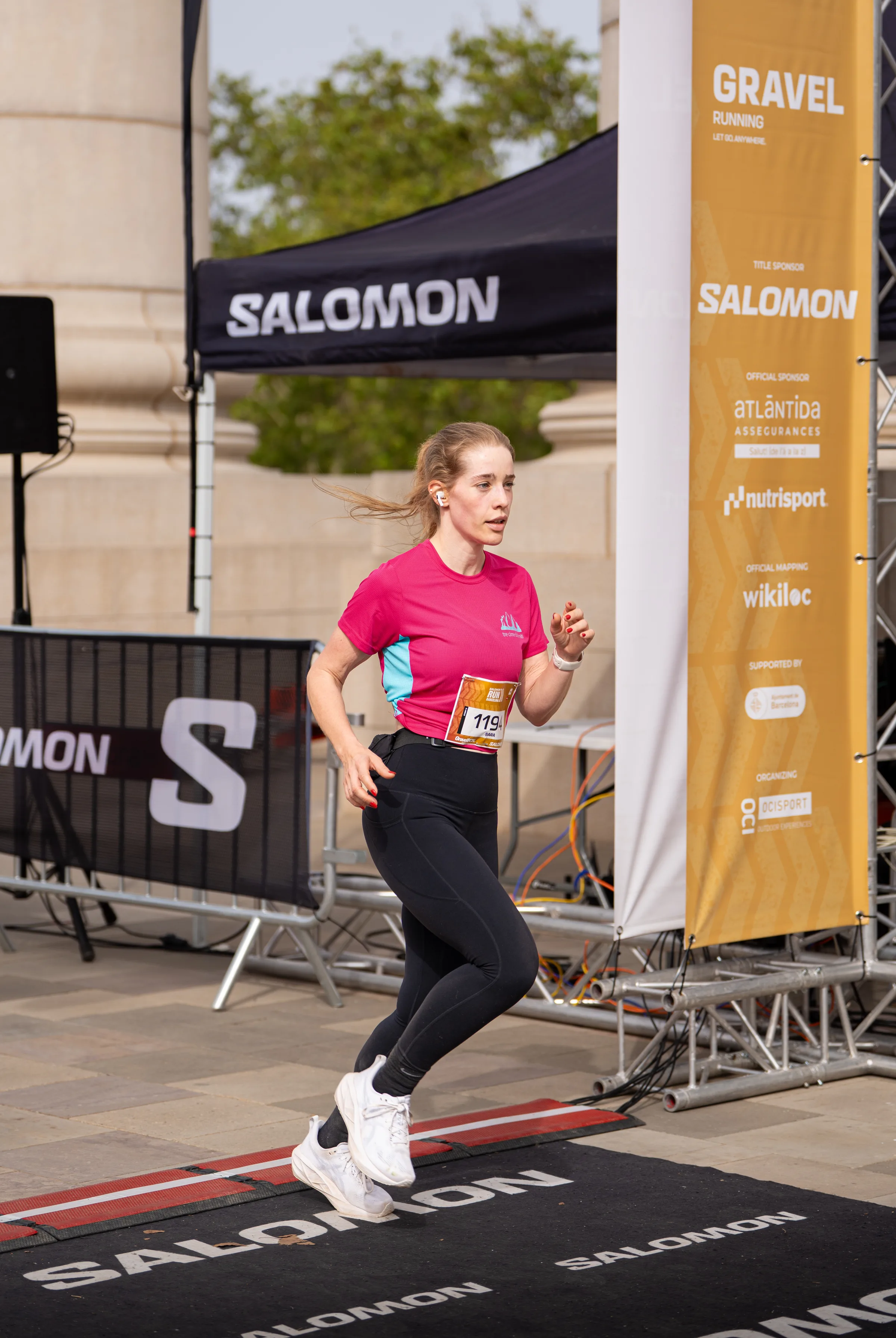 Corredor cruzando la meta de la Salomon Run Barcelona 2026 en la Font Màgica, abril 2026