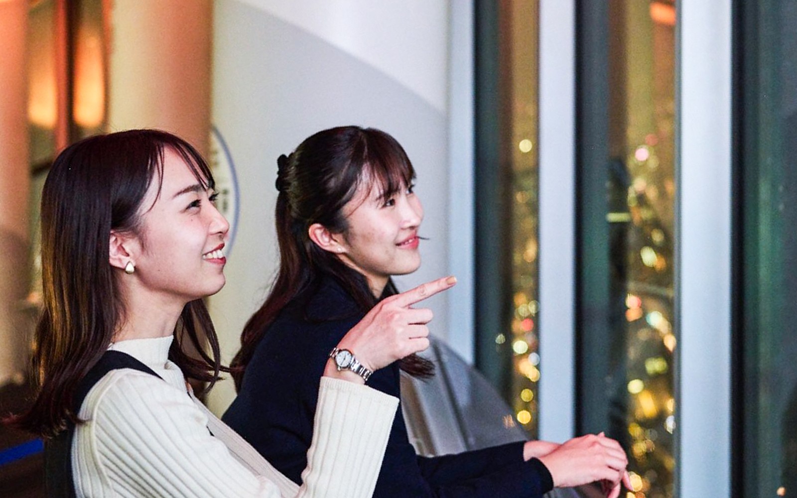 Du khách ngắm nhìn đường chân trời đêm của Tokyo từ Tembo Deck.