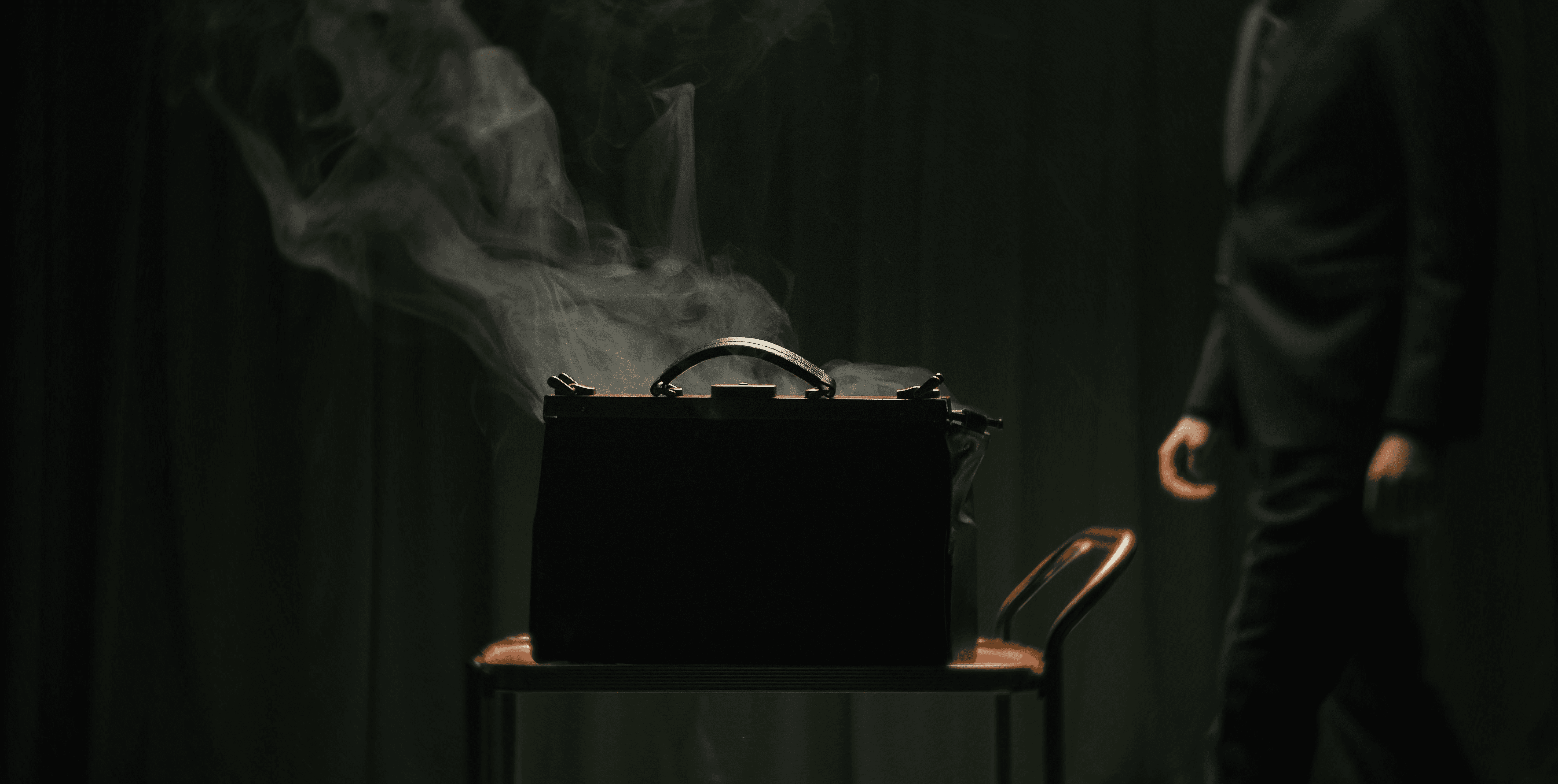 Røg fra psykologisk entertainer Mikkel Karlsens taske