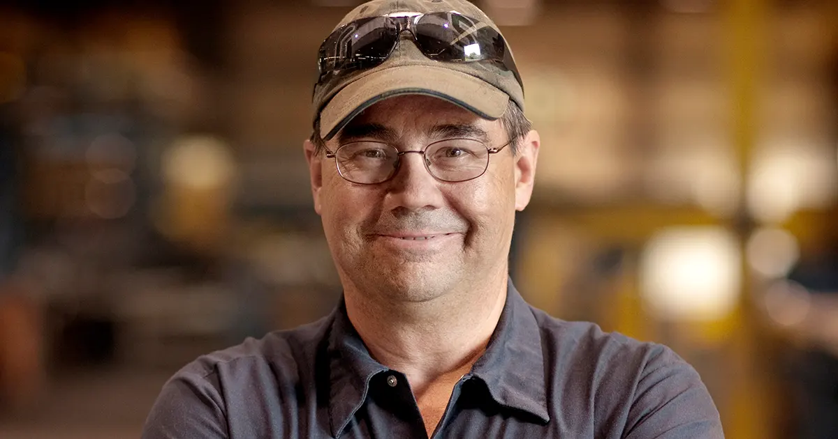 Bilde av en mann i femtiårene med caps og solbriller