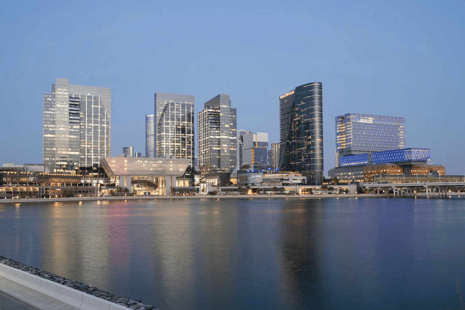 صورة لأفق جزيرة المارية في أبوظبي، تُظهر المباني الحديثة والواجهة البحرية.