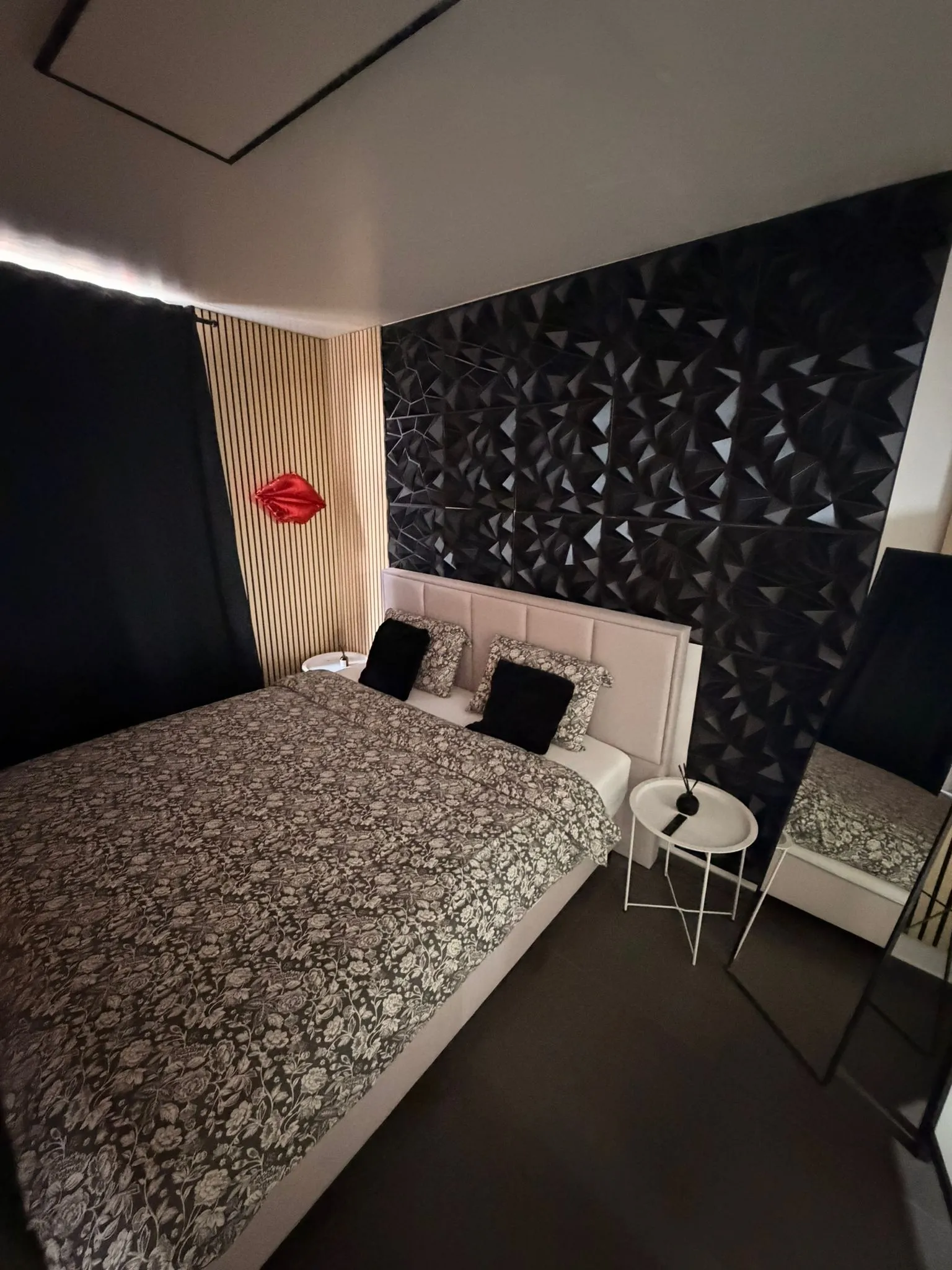 "Suite Gold – Suite love luxueuse aux accents dorés, avec jacuzzi deux places, sauna privé et literie premium pour une nuit VIP à Seraing – LASUITE"