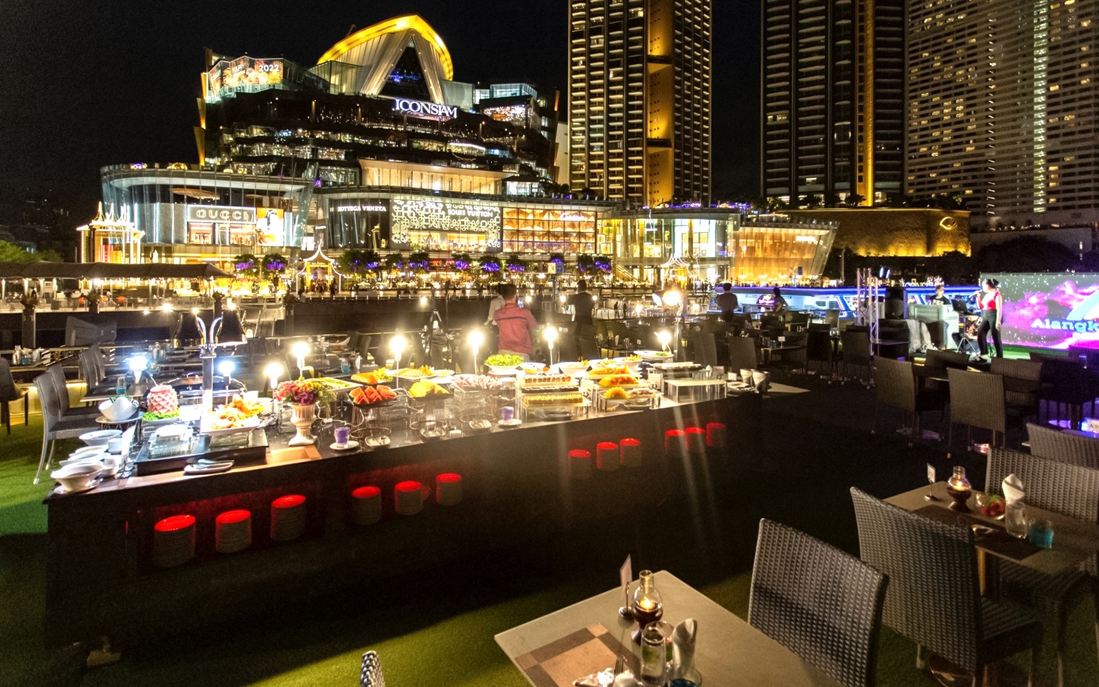 在夜晚，乘坐阿兰卡号游轮享用晚餐，并欣赏暹罗天地的背景景色。