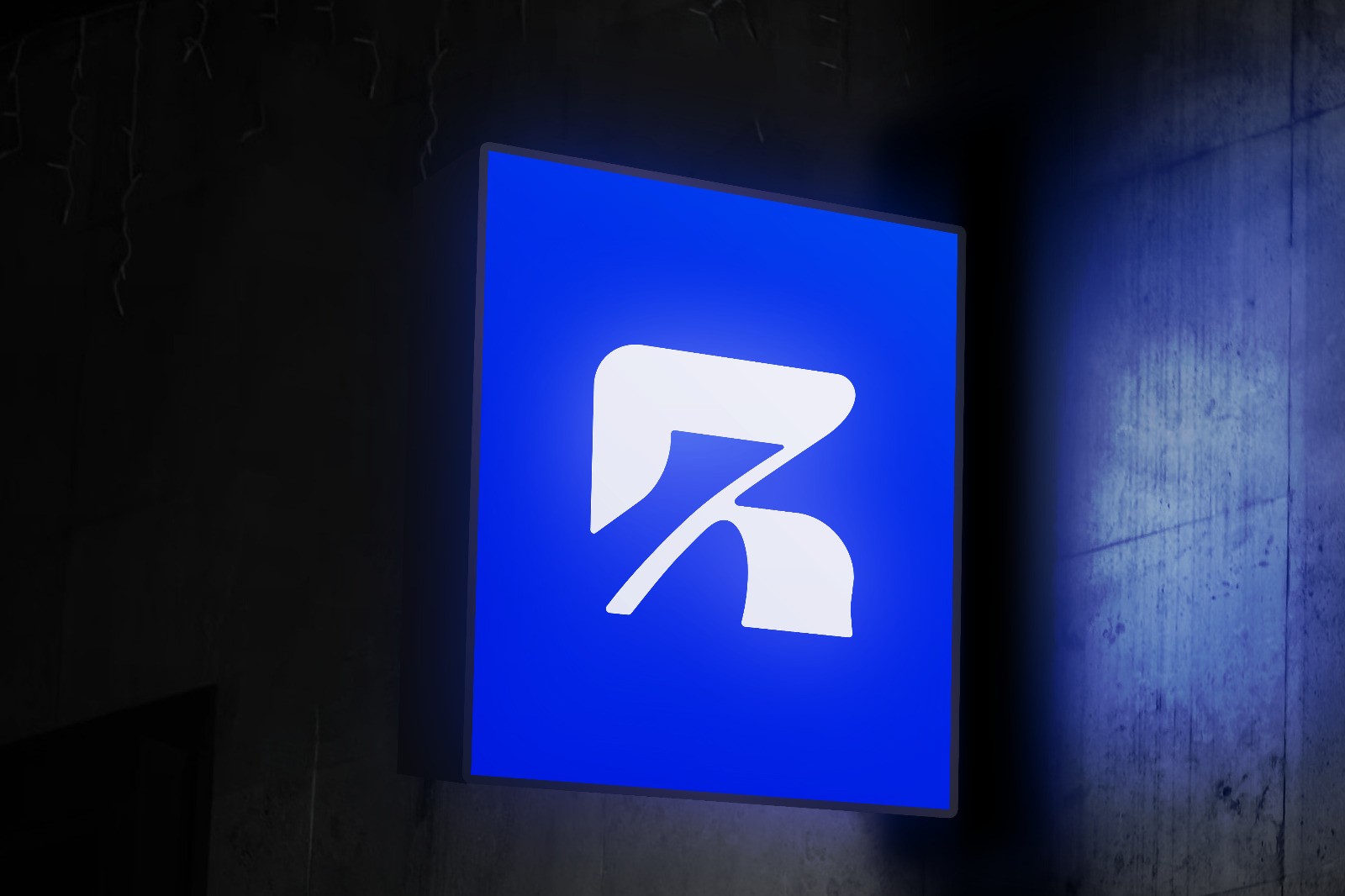 Leuchtende Lichtwerbung an einem Gebäude, LED-Schilder und Neonlogos strahlen in der Nacht