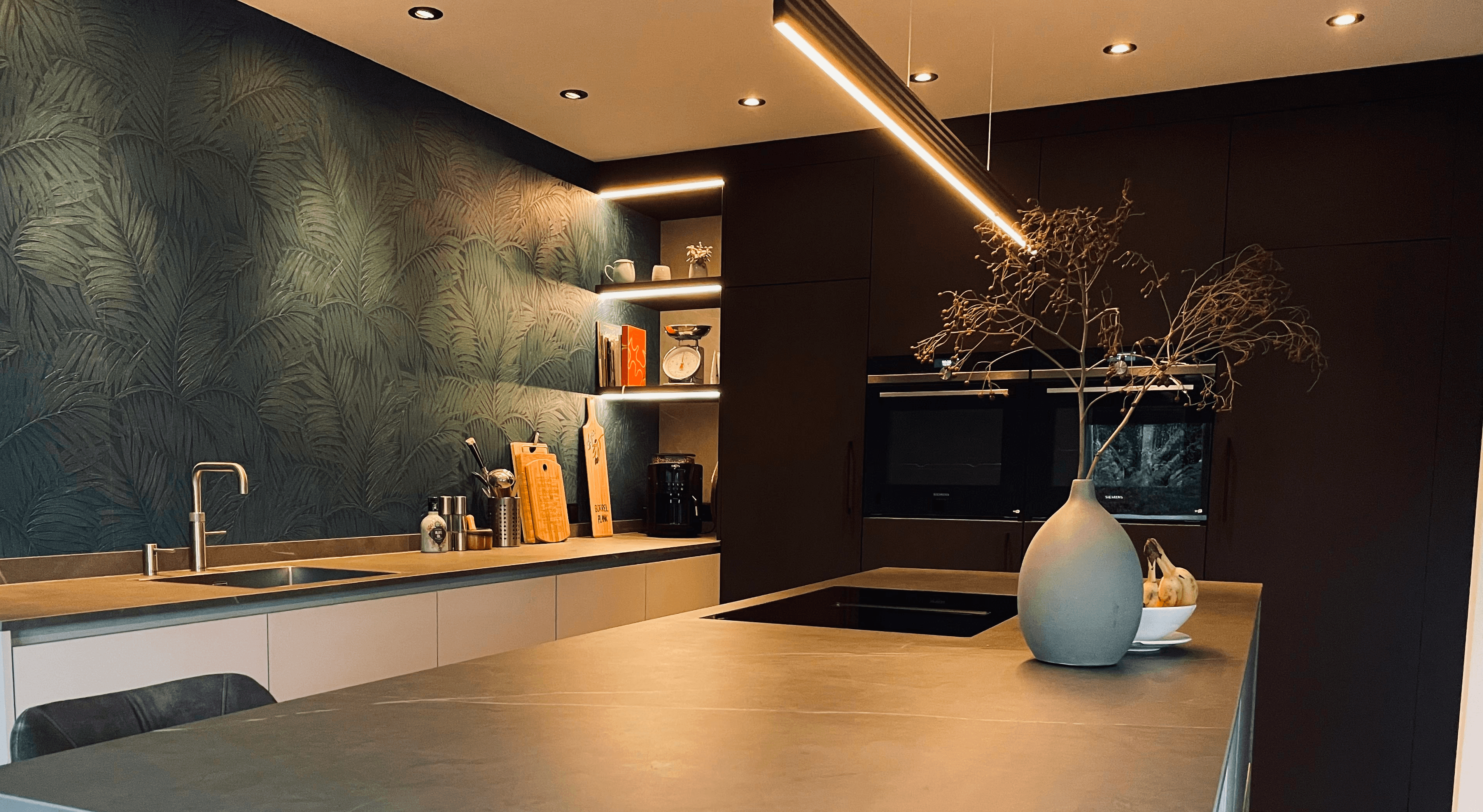 Luxe keuken op maat in minimalistische stijl, gemaakt door keuken-en intereurbouwerNuenen