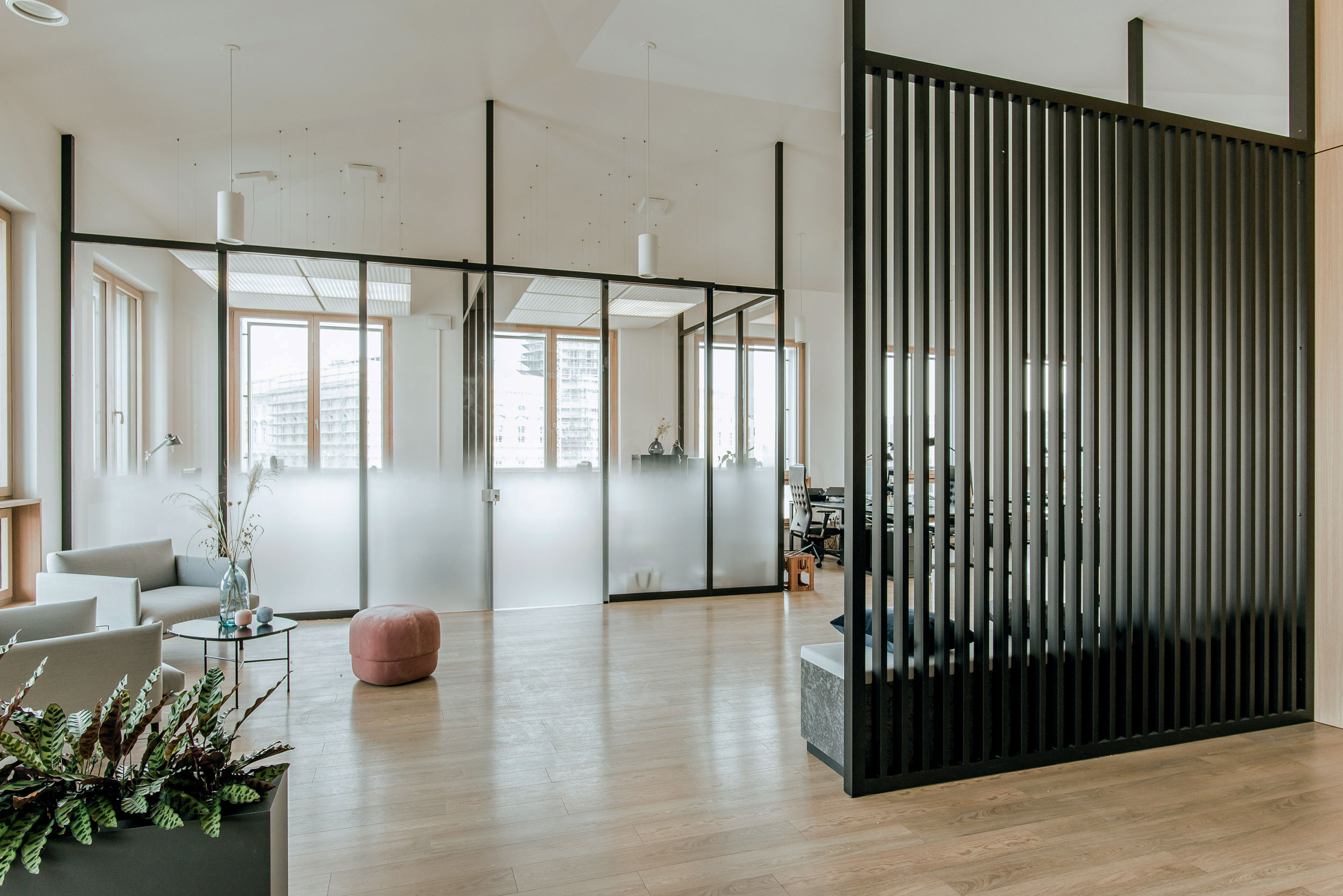 Moderne Büroarchitektur in Berlin-Mitte für Target Global mit offener Raumstruktur, klarer Zonierung und hochwertigen Materialien wie Eichenholz, Aluminium und Glas