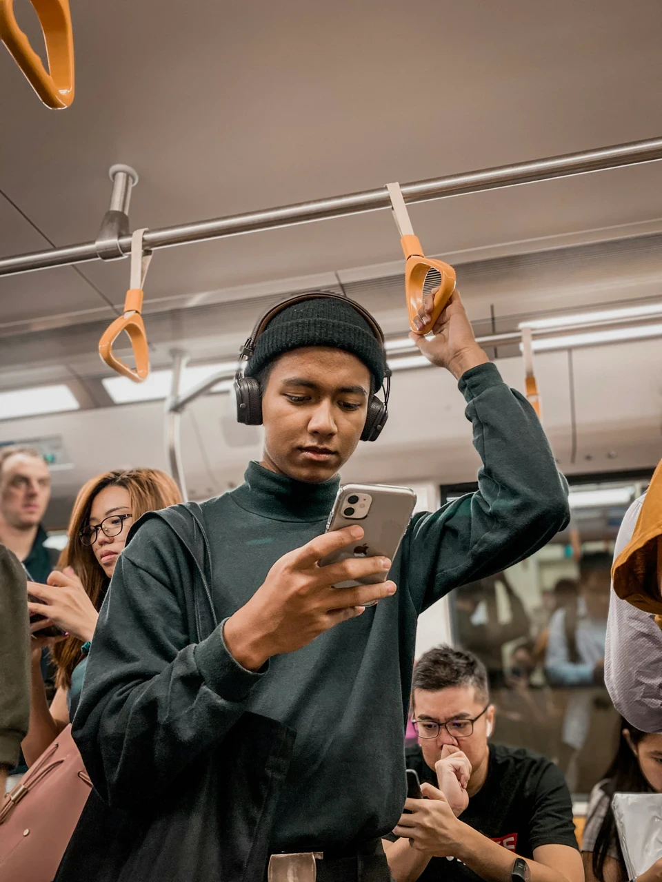 Mann benutzt Smartphone, soziale Medienansicht.