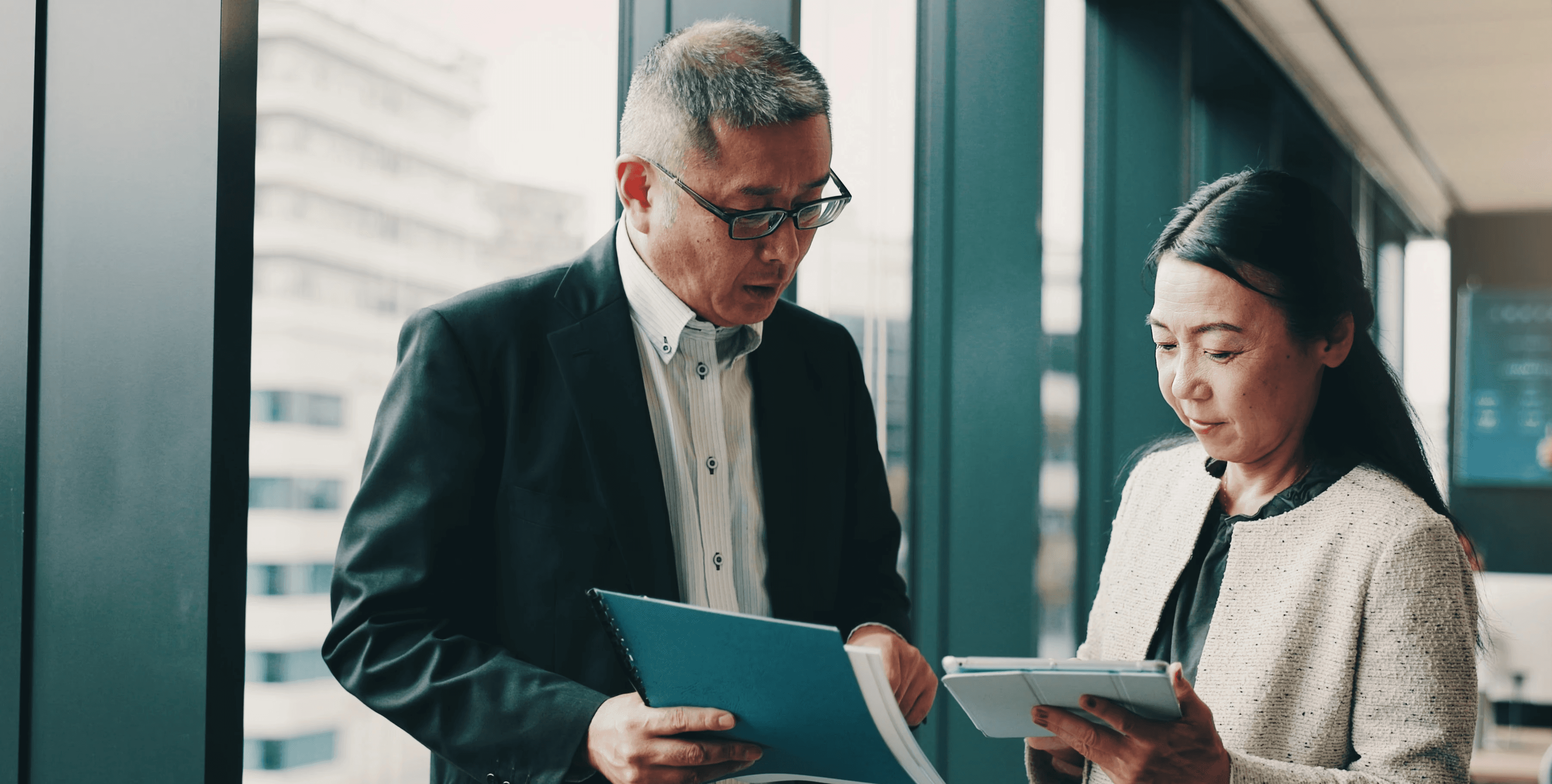 Der Auditor führt Interviews mit den Stakeholdern der Informationssicherheit über die Kontrolle des Betriebs und die Beweisführung durch, was die Prüfung der Informationssicherheitskontrollen gemäß ISO/IEC 27001 Anhang A, deren Anwendbarkeit und nachverfolgbare Sicherheit darstellt.