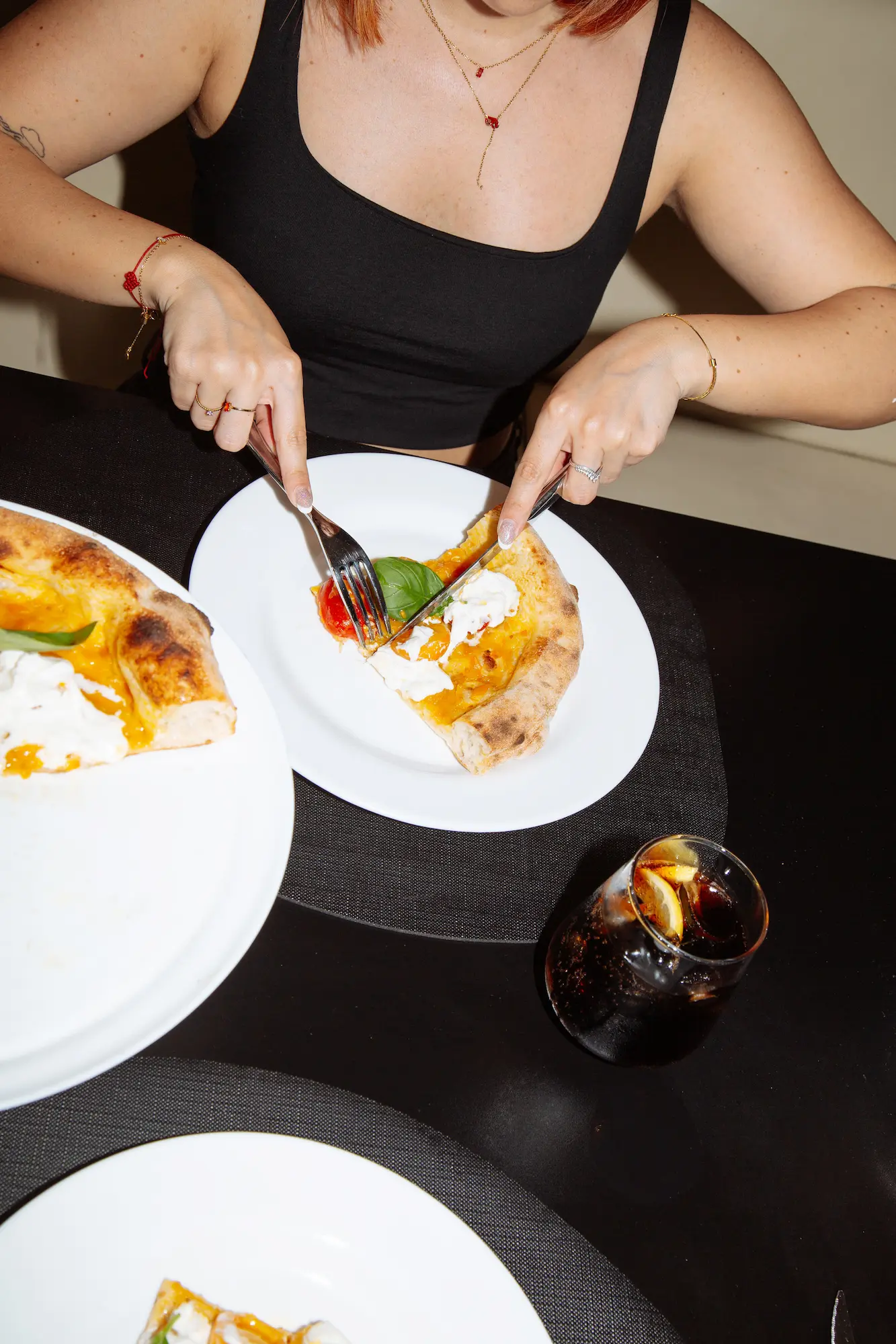 Pizza napoletana servita durante un evento privato al Ristorante Unico di Cantù, con menù versatili per gusti diversi.