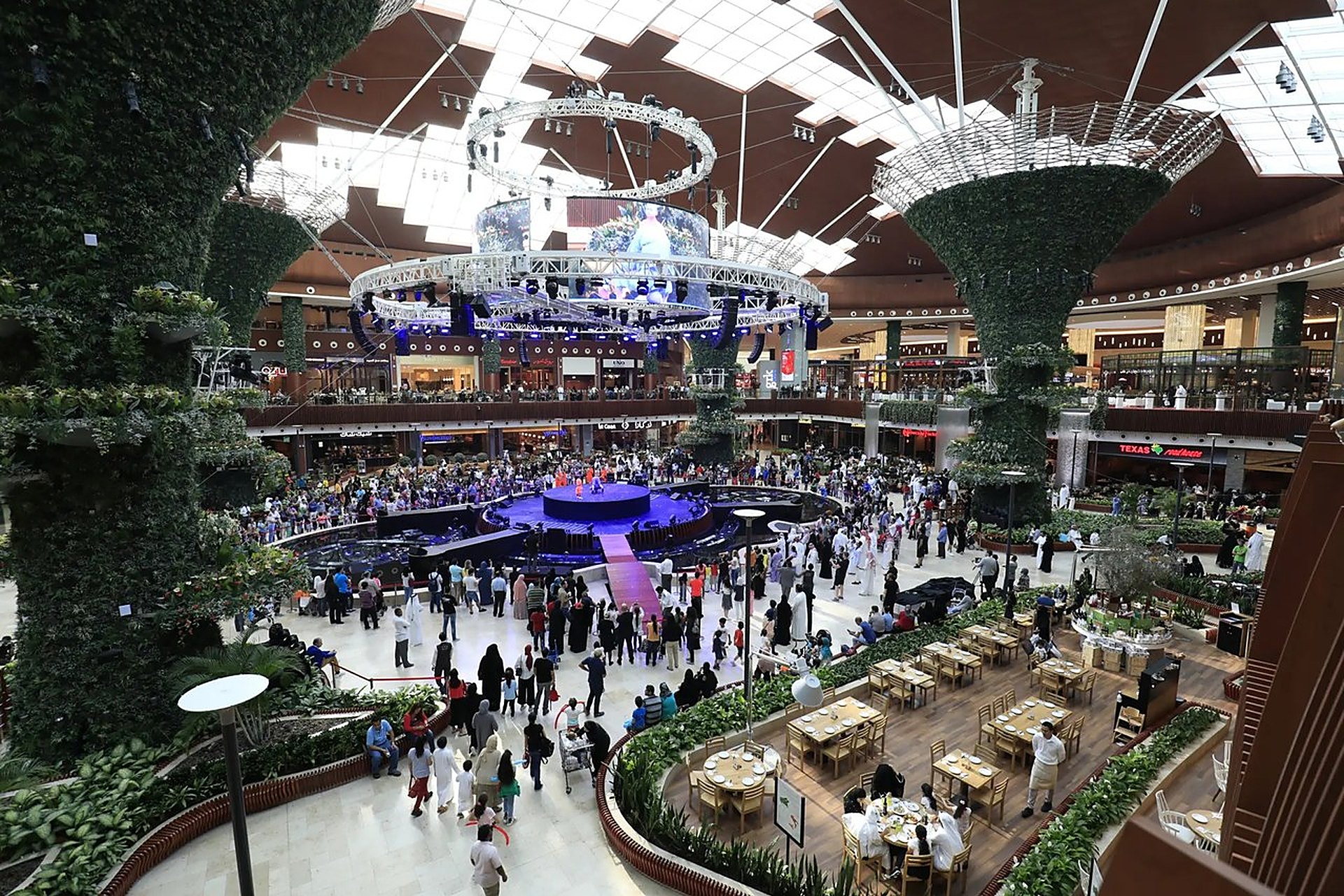 La scène tournante de l'Oasis, au Mall of Qatar, avec ses artistes en spectacle sous le dôme