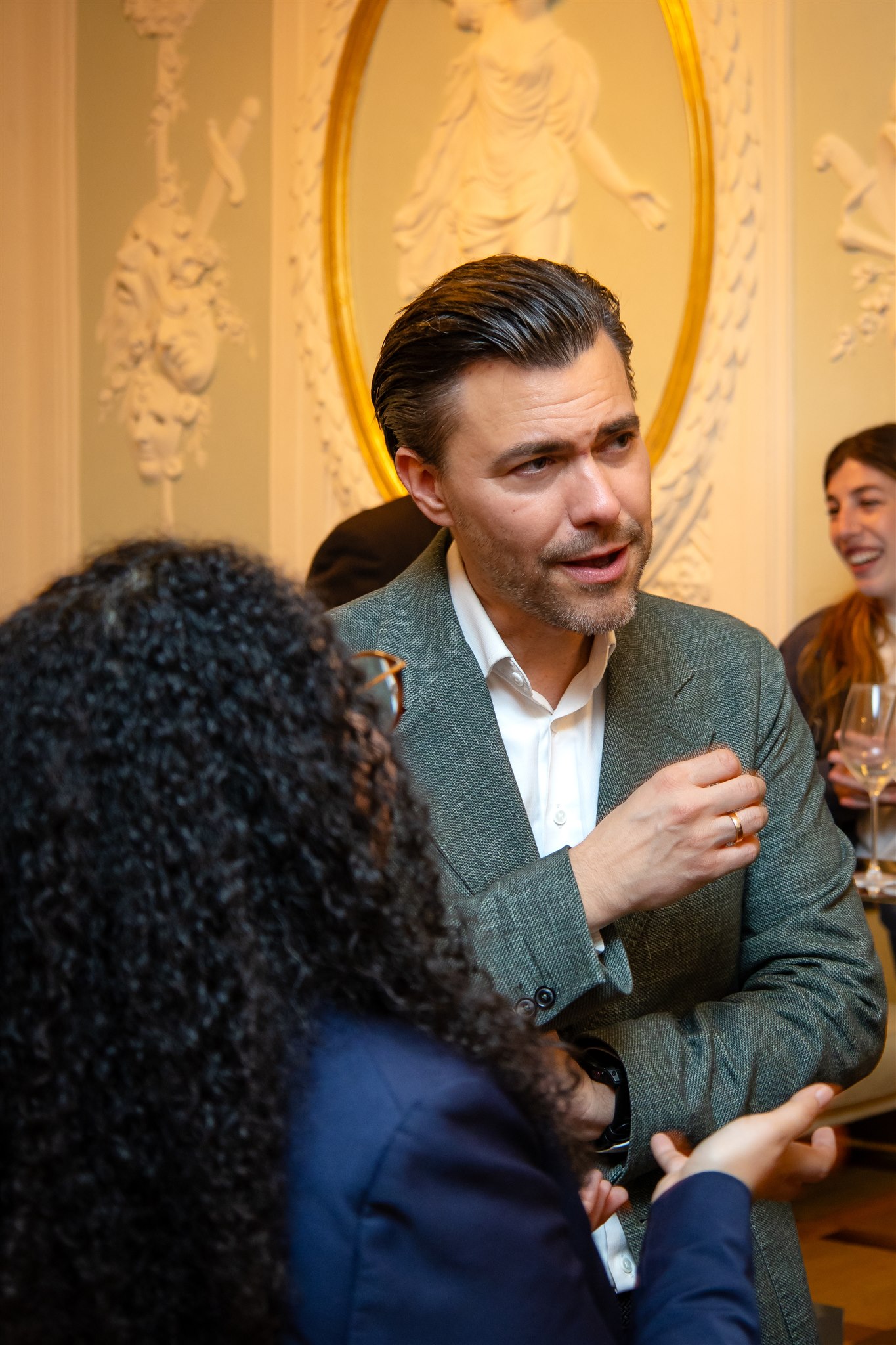 Guests in animated conversation during Recht KI launch event in Zurich