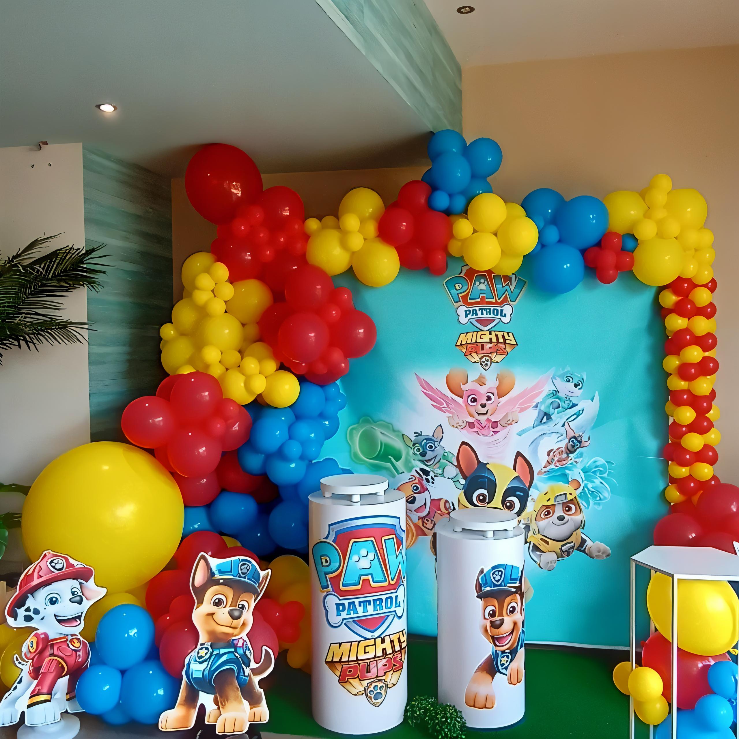 Décors personnalisé pour un anniversaire avec une arche de ballons et un personnage de dessins animés