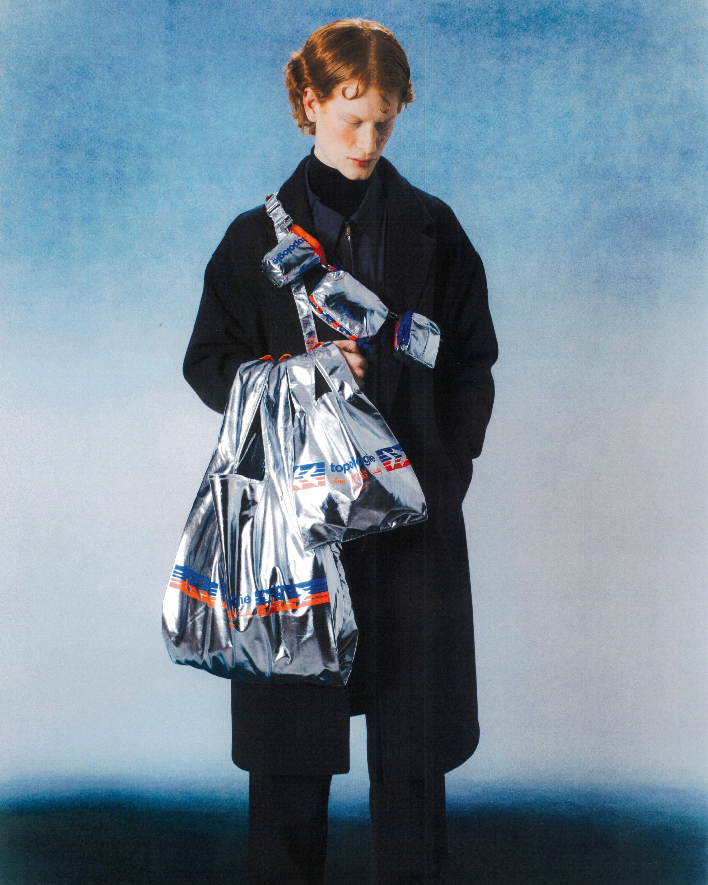 Un mannequin porte des sacs Topologie argenté de différents types
