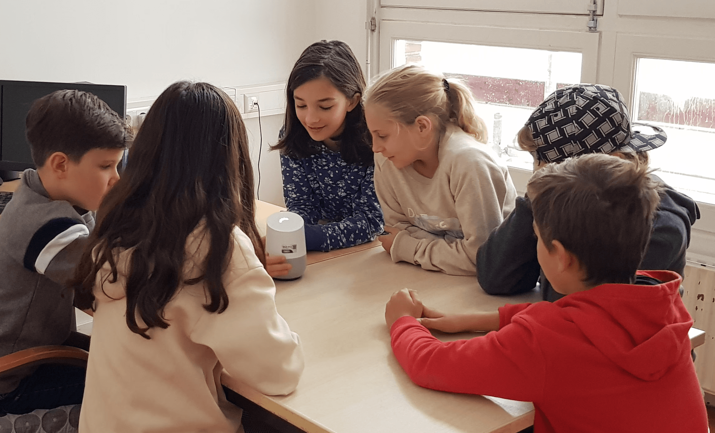 Afbeelding van kinderen tijdens het testen van de smartspeaker-toepassing. 