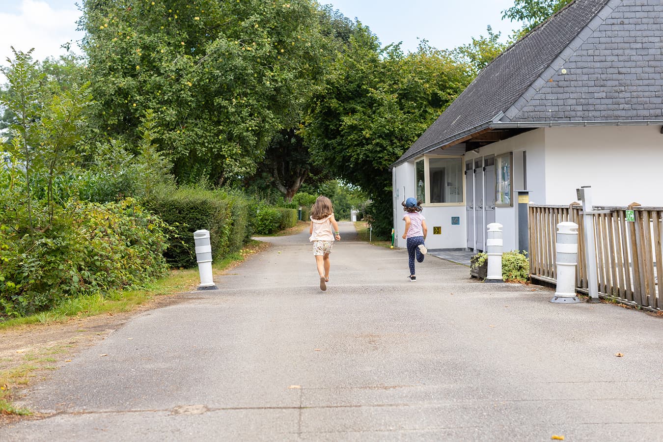 enfant heureux camping