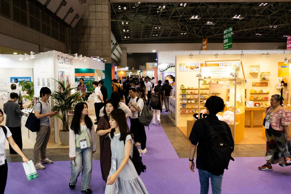 展會正常開放時的展覽場景,人群在攤位間參觀,活動保險保障公眾責任、義工及臨時工作人員