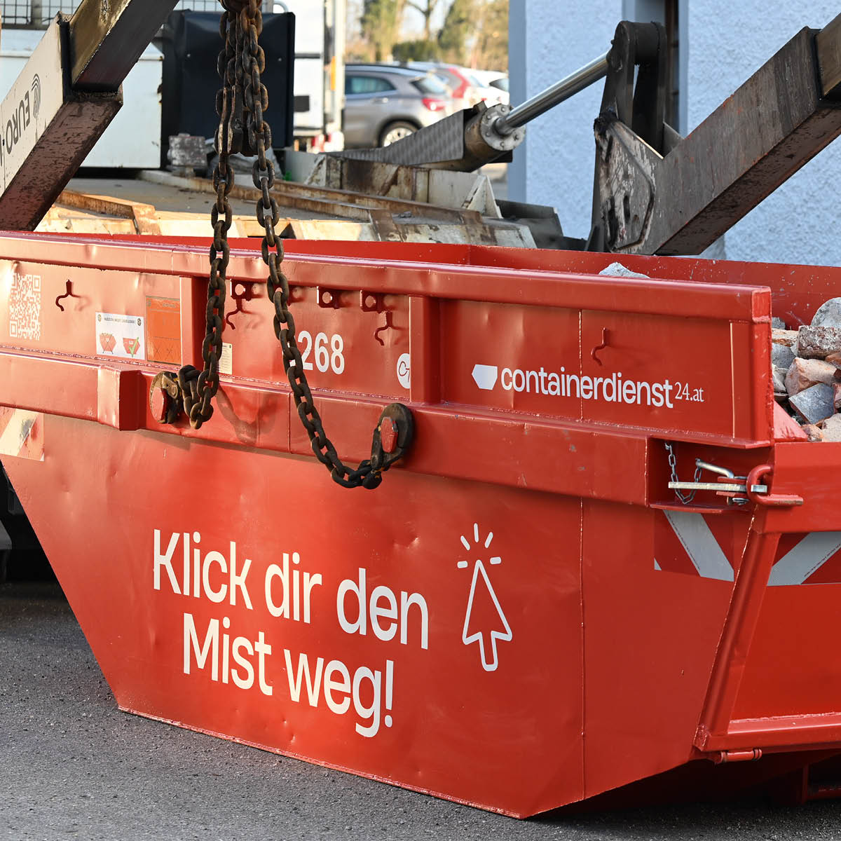 Container mit Aufschrift: Klick dir den Mist weg!