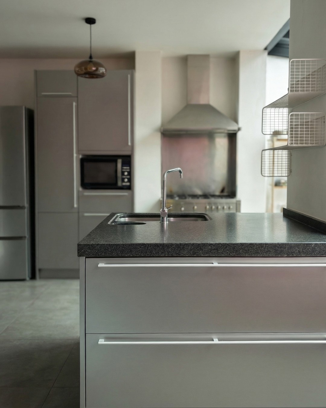 Voor en na keuken wrapping met Silky Silver folie, moderne inox look en strak afgewerkte keukenkasten zonder breekwerk