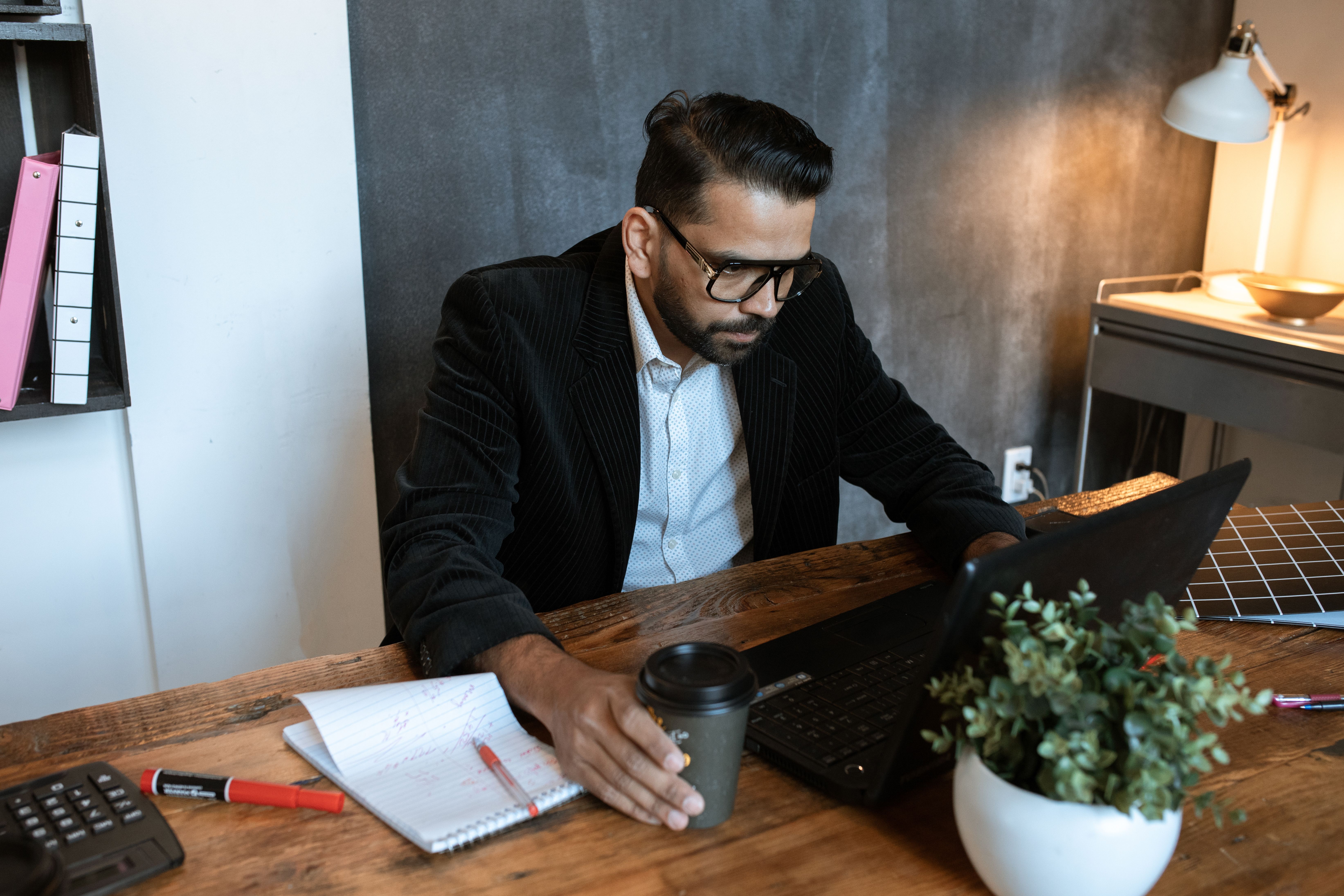 Antreprenor SRL fintech analizând contracte de plată pentru freelanceri și creatori UGC fără PFA, calcul impozit reținut la sursă la biroul din București