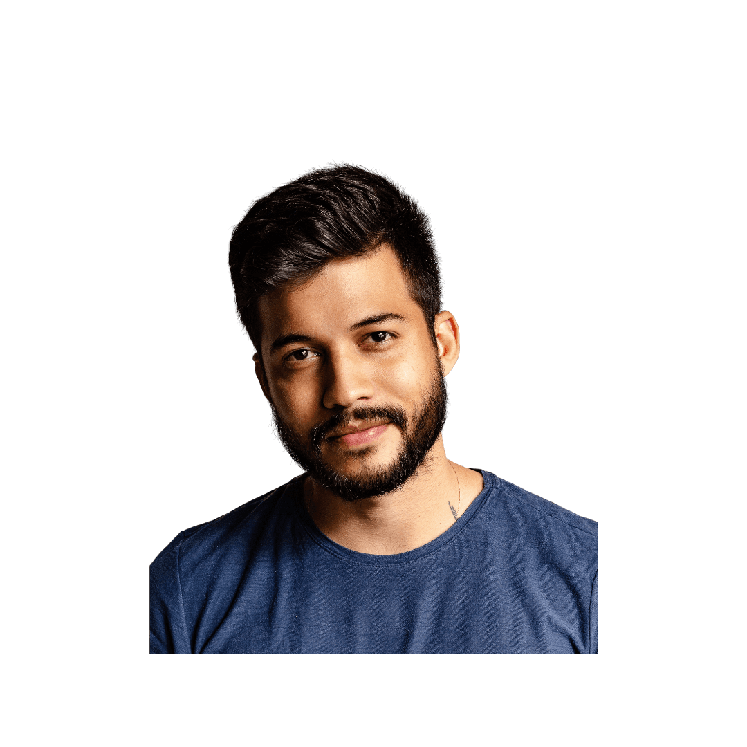 Miespuolinen psykoterapeutti hymyilee lempeästi