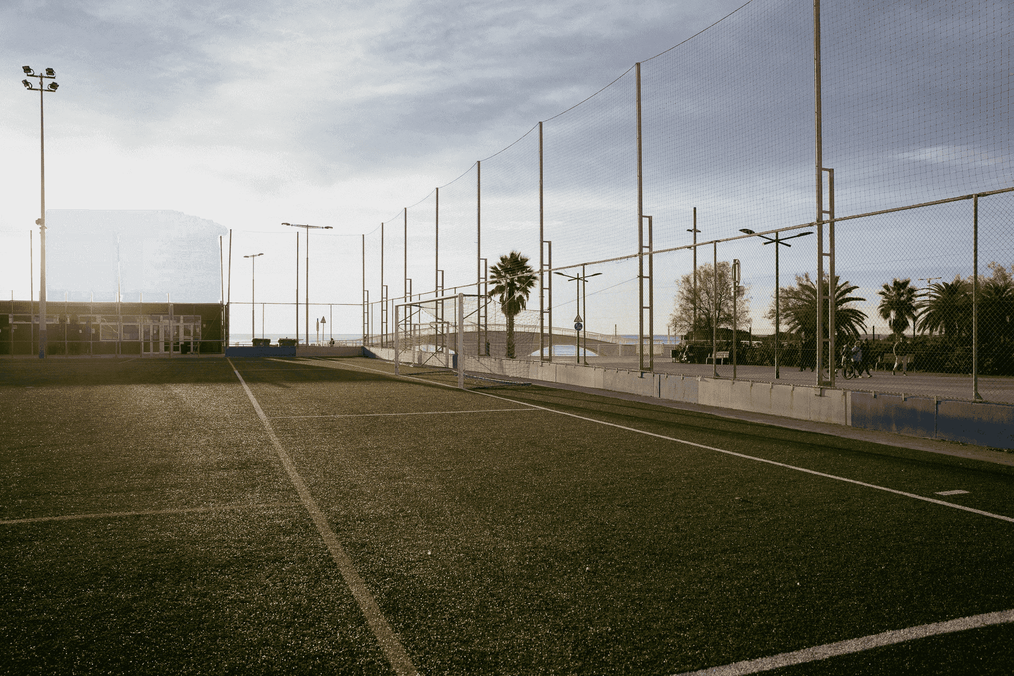 Een prachtig uitzicht van het trainingsveld op het Camp Municipal de Futbol Poblenou - Agapito Fernández, klaar voor een dag vol trainingen.