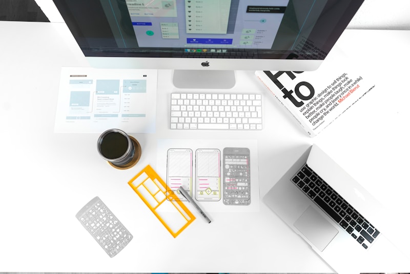 Design-Arbeitsplatz mit Bildschirmen und Skizzen