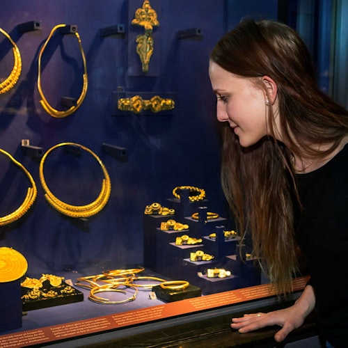 Fedezze fel a kiállítást: Az Arany Szoba, ahol kivételes arany- és ezüsttárgyak láthatók