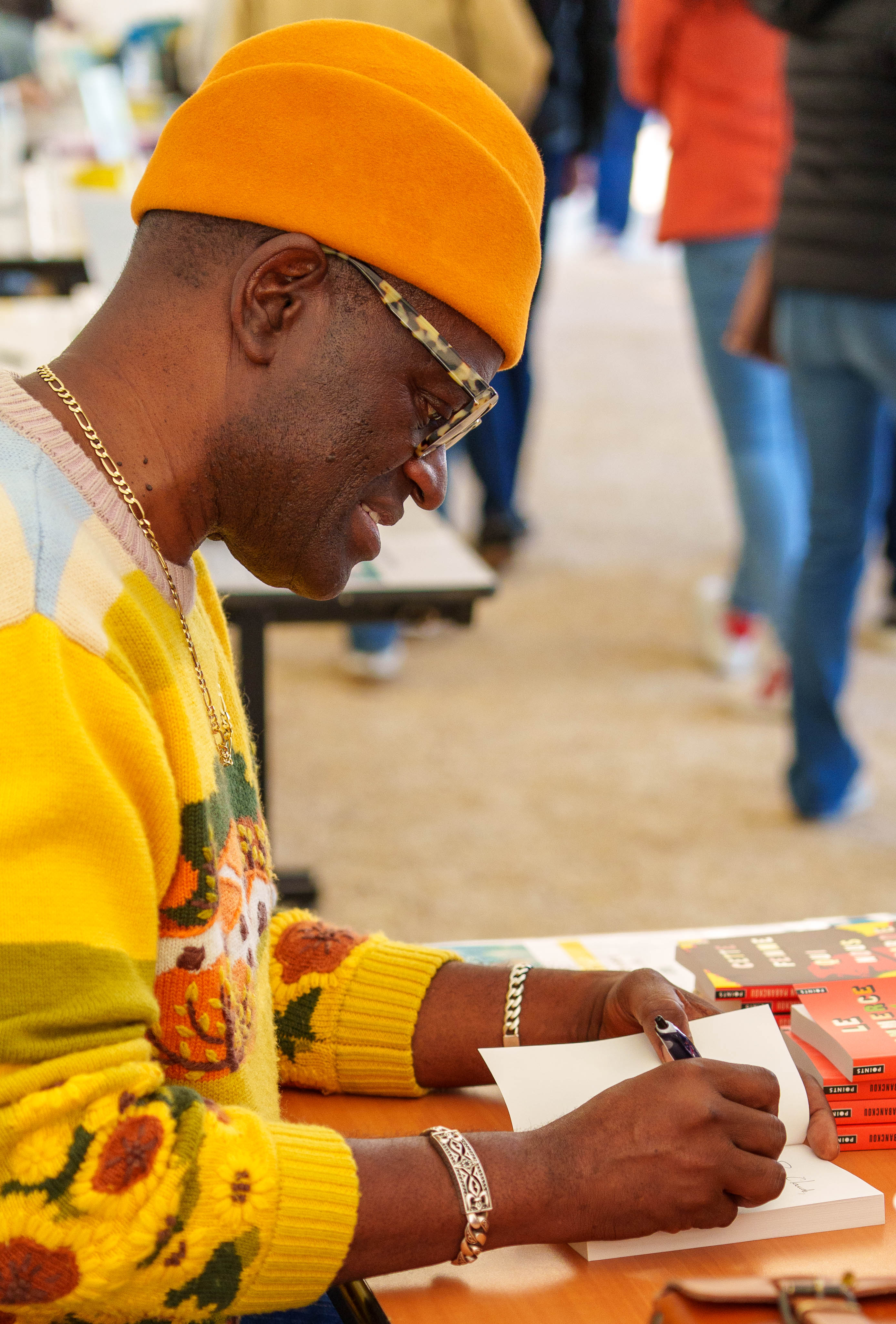 Portrait homme écrivain signant autographes 3