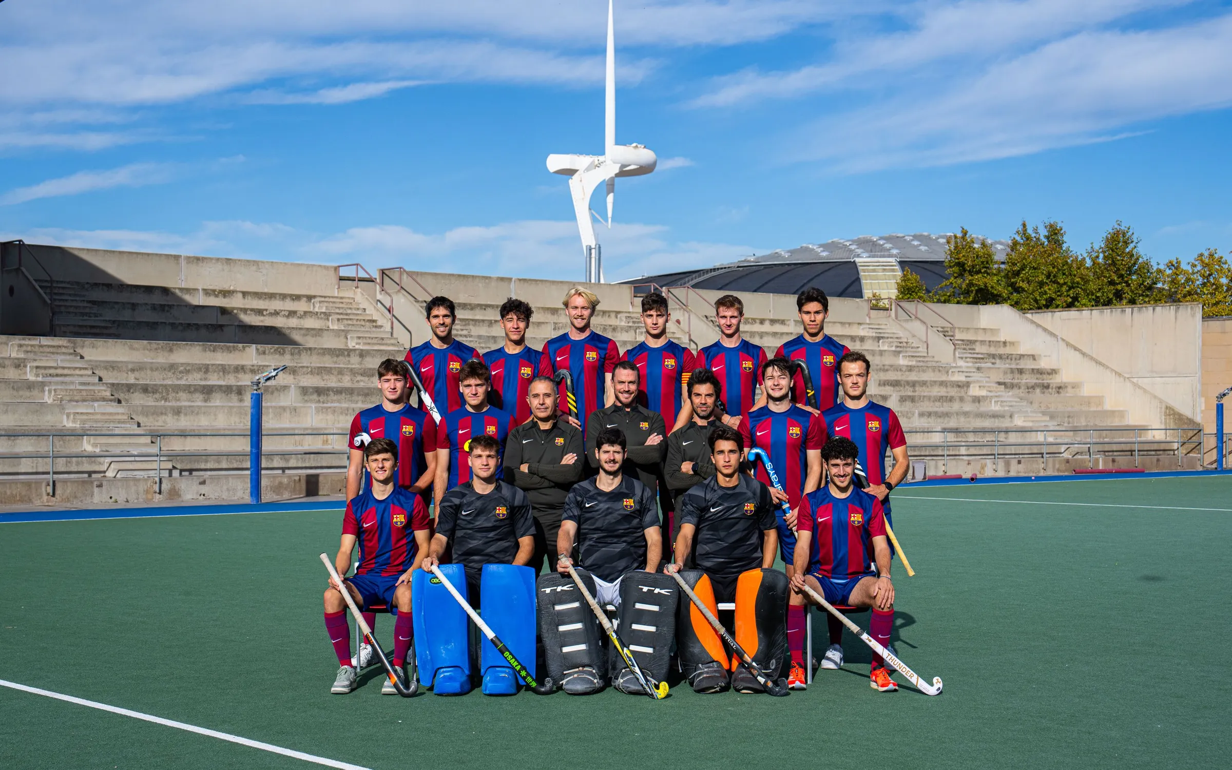 Teamfoto van FC Barcelona Hockey (Barça Hockey)  op hun hockeyclub op Montjuïc, met spelers in blaugrana tenue.
