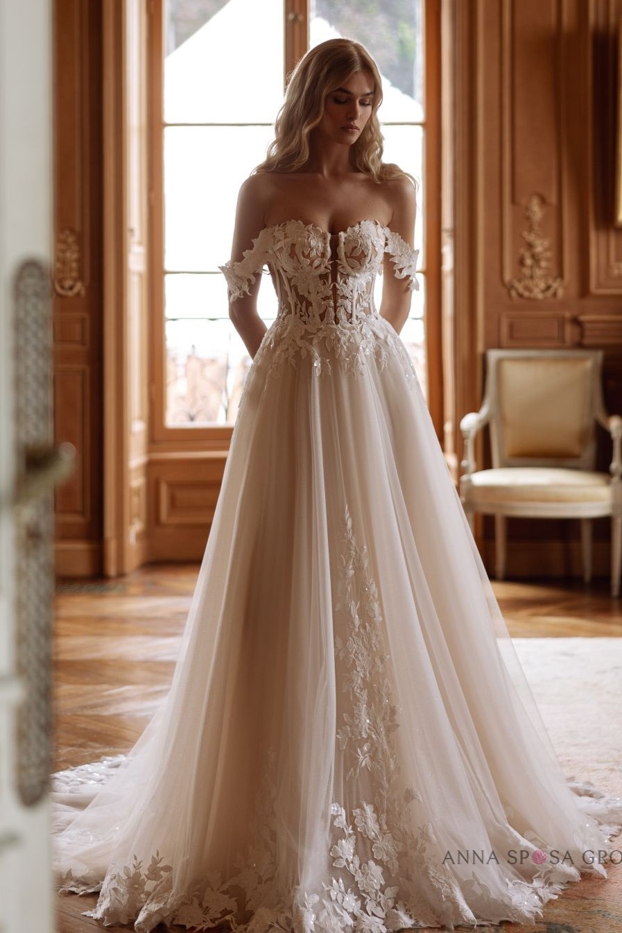 Brautkleid mit Spitzen-Carmen-Ausschnitt und A-Linie