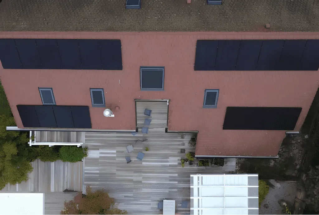 Photo d'un toit d’une maison à Menthon-Saint-Bernard au bord du lac d'Annecy équipée de panneaux photovoltaïques dont l'installation a été faite par Solarock.