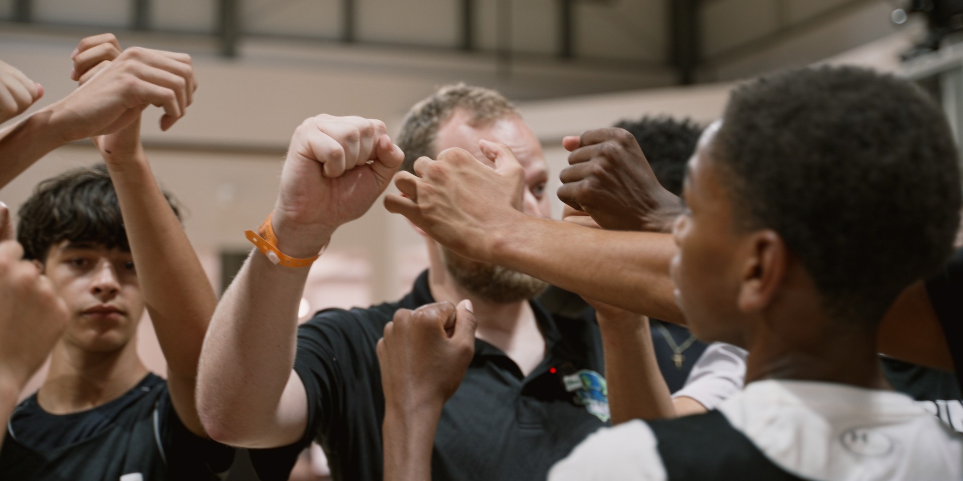 Cercle d’encouragement avec les joueurs et un coach à la Combine Academy.