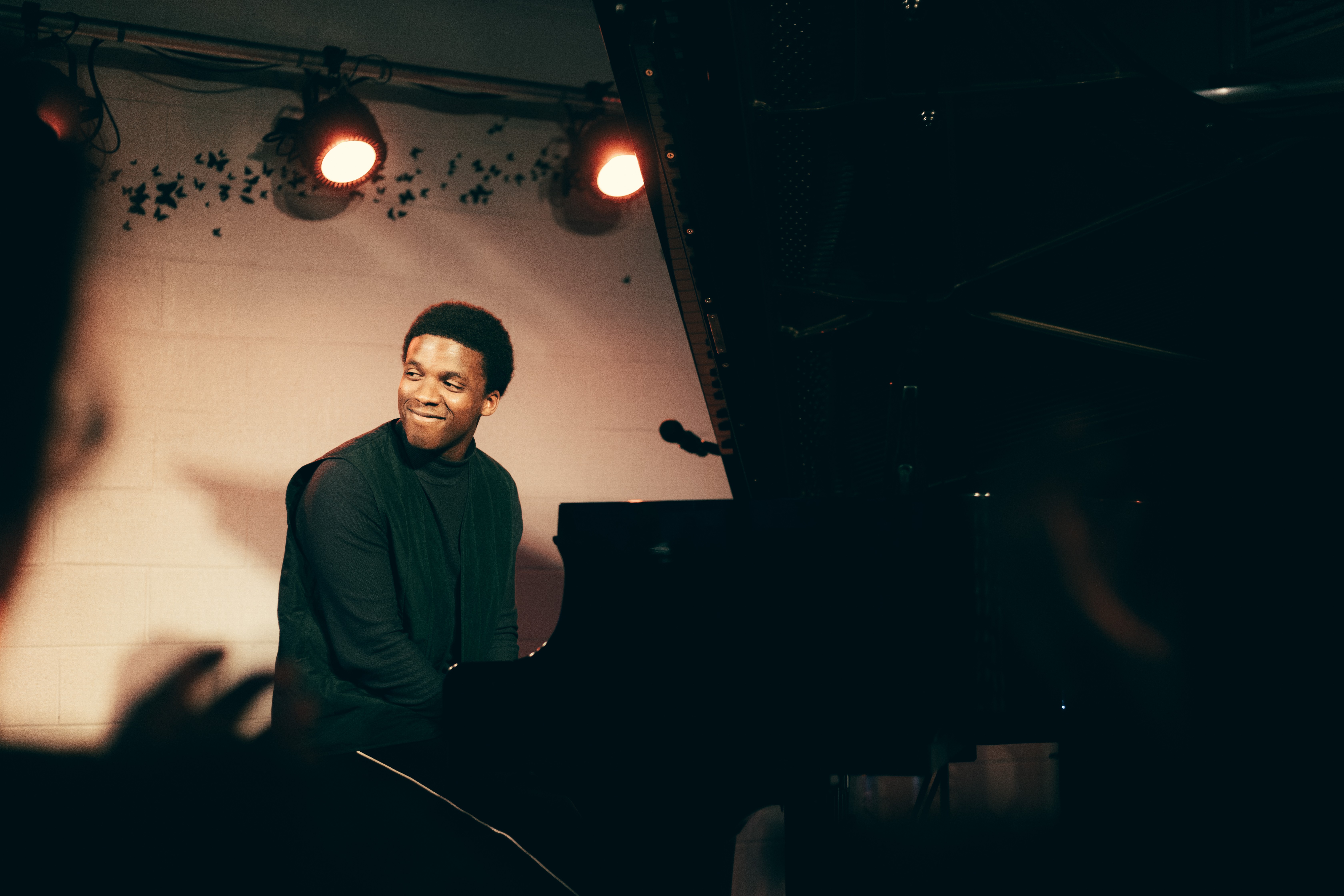 phayik charaf assis au piano