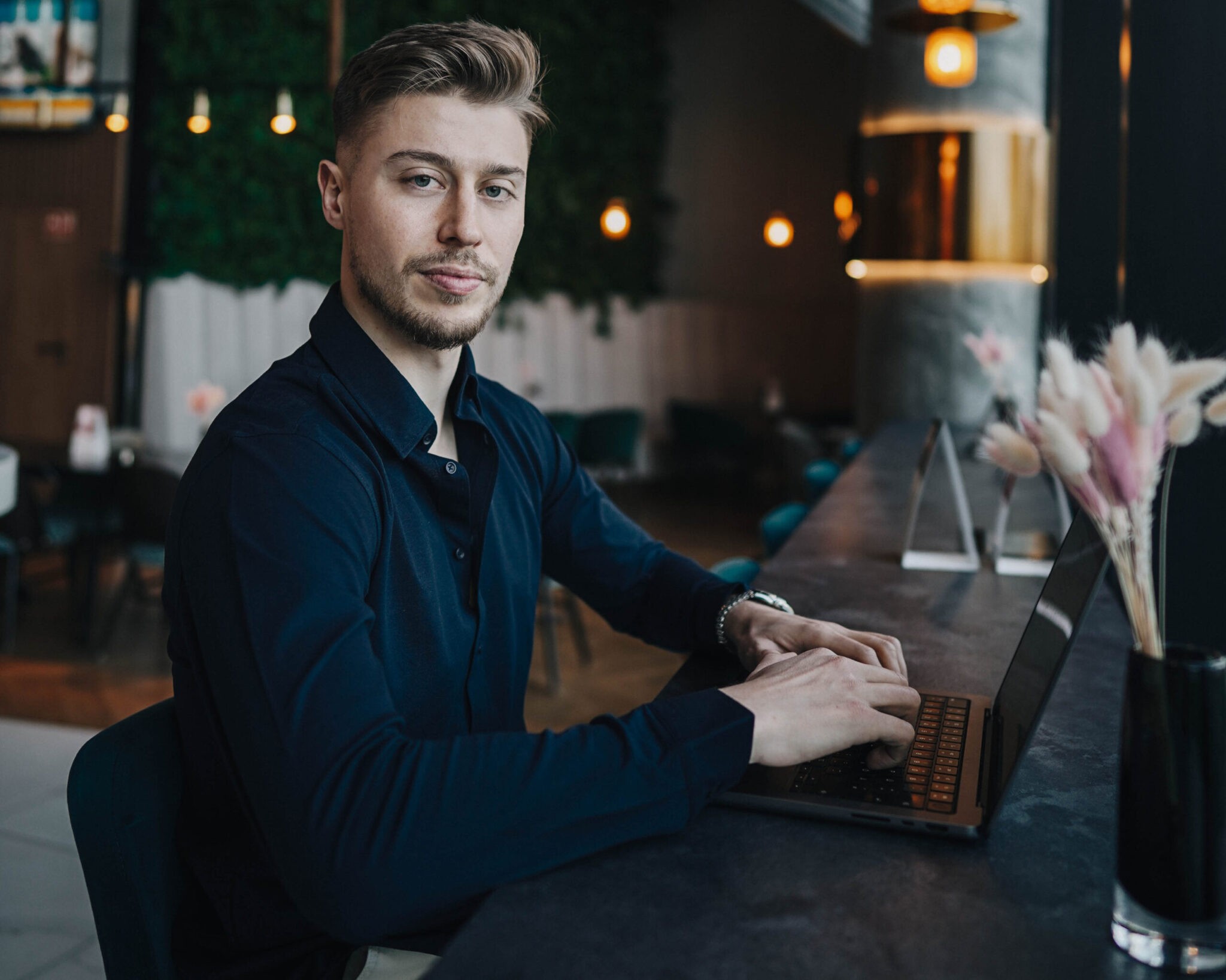 lasse landeck arbeitet am Laptop