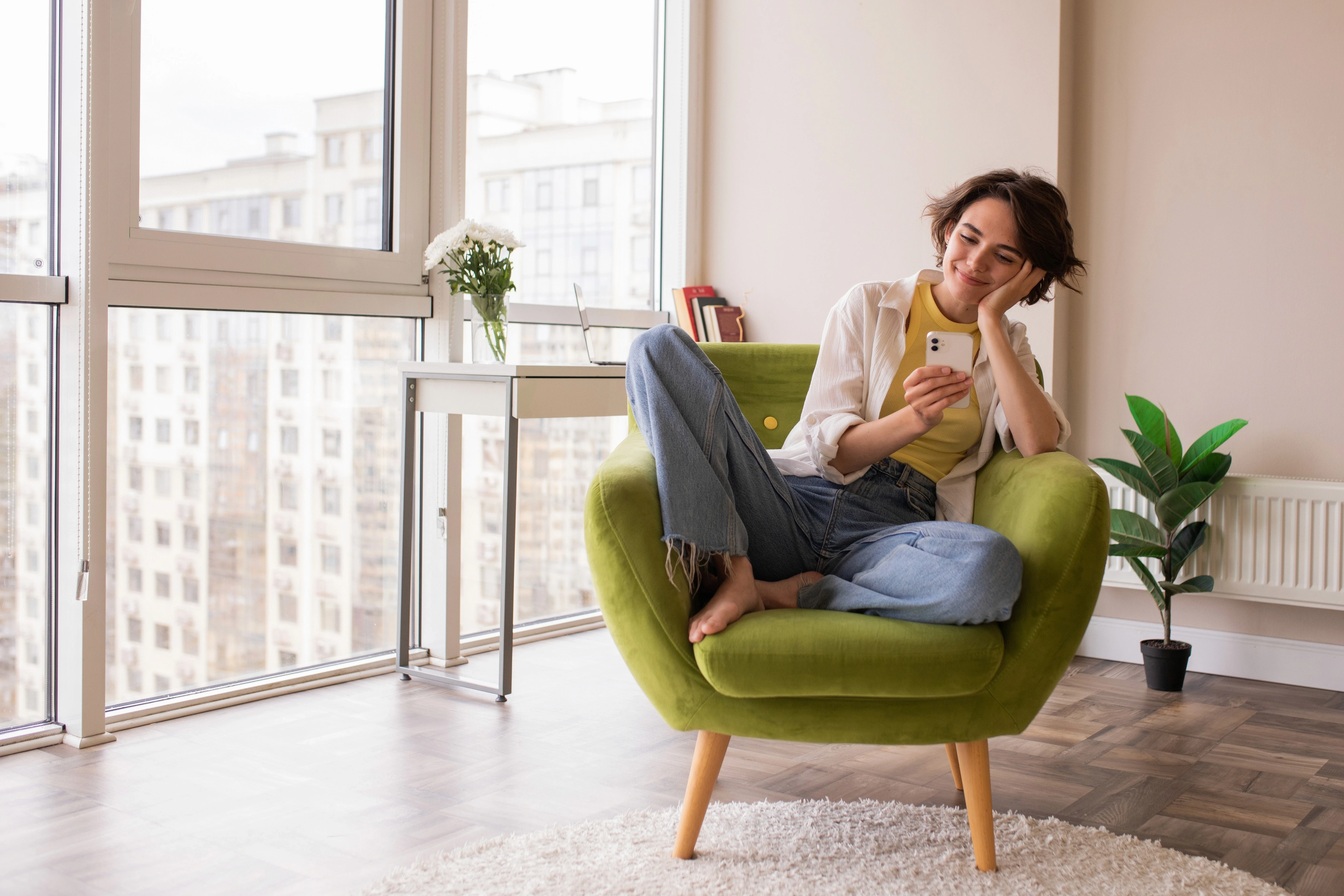 Mujer en sillon esperando al fontanero